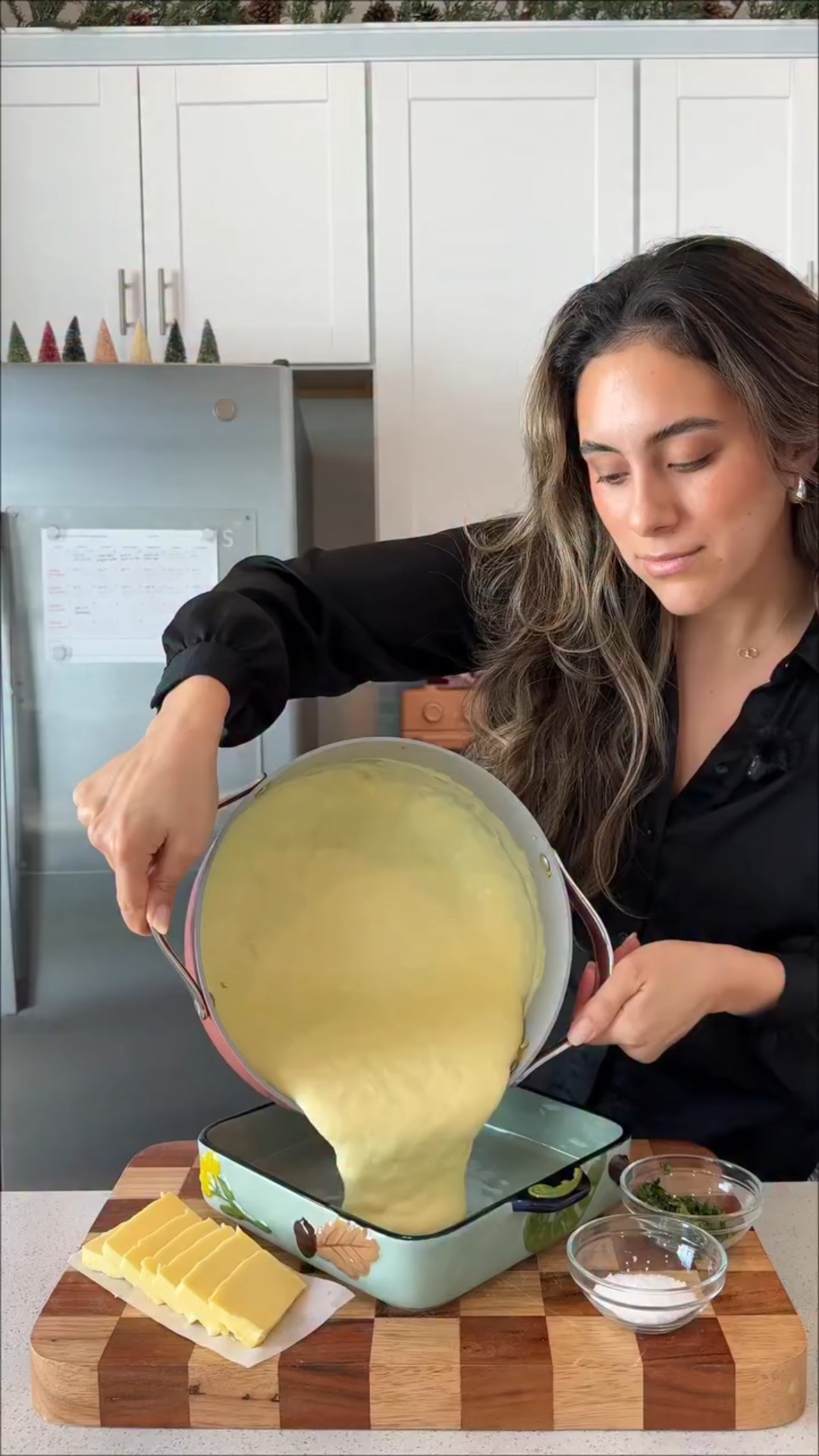 Whipped mash potatoes 🥔🍽️🦃
2nd día de nuestra serie “Todo menos el Pavo” les vengo con una de mis recetas favoritas para hacer para la cena de acción de gracias! 

RECETA⤵️
Ingredients
	•	3 libras de papas Russet o Yukon Gold, peladas y en cubos
	•	1–2 cucharaditas de chicken bouillon en polvo o 1 cubito (para el agua de cocción) @betterthanbouillon 
	•	Sal (solo si hace falta; el bouillon ya tiene sal)
	•	½ taza de mantequilla sin sal, derretida
	•	1 ½ taza de crema espesa (heavy cream), tibia
	•	3 cucharadas de queso crema, a temperatura ambiente
	•	1 ½ cucharadita de sal, o al gusto (ajusta al final)

Instrucciones
	1.	Coloca papas en una olla grande y cúbrelos con agua fría. Agrega el chicken bouillon (1–2 cdta en polvo o 1 cubito).
	2.	Lleva a ebullición y cocina 15–20 min, hasta que las papas estén tiernas.
	3.	Escurre bien y regresa las papas. 
	4.	Agrega la mantequilla derretida y tritura hasta que quede suave.
	5.	Incorpora la crema tibia y el queso crema. Mezcla hasta que esté cremoso.
	6.	Prueba antes de salar (porque el bouillon aporta sal). Ajusta con sal al gusto y sirve caliente.

#mashpotatoes #papasmajadas