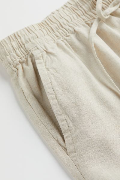 Shorts in a linen and viscose weave. Regular waist with covered elastication and a drawstring, di... | H&M (UK, MY, IN, SG, PH, TW, HK)