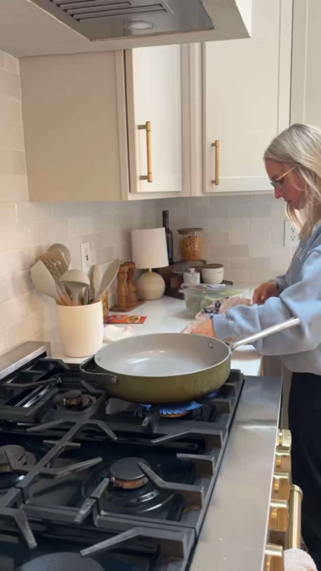 Make dinner with me! Taco salad night *secret ingredient: Italian dressing* 🤤

Kitchen | Cookware | Dinner Ideas | Dishes | Utensils

Come Stay Awhile, Amanda Vernaci

#LTKHome