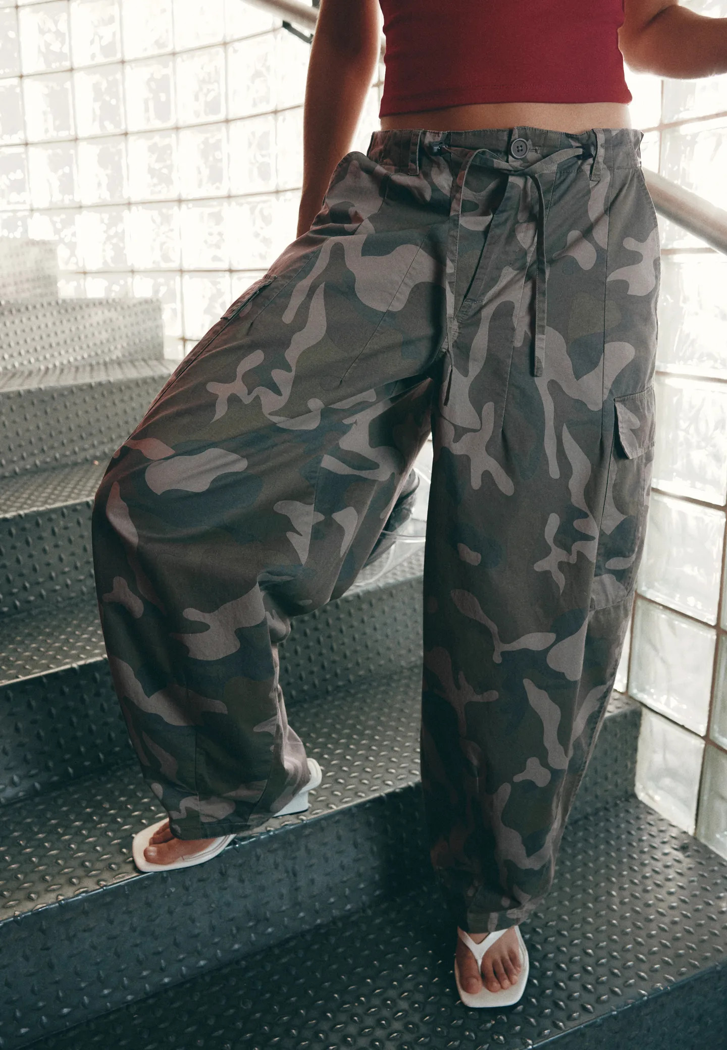 Pantalon cargo imprim\u00e9 - Mode femme | Stradivarius France | Stradivarius (FR)