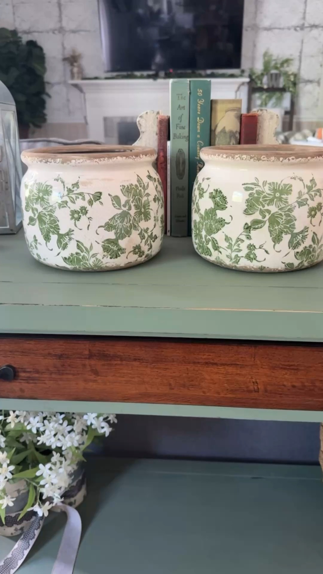 In LOVE with these pots. 
You know when you have a picture in your mind, and you just can’t find it????
💚💚Finally found them. 
🤦‍♀️Now stop snowing in May in Ohio!