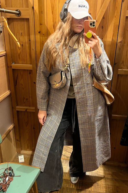 Trench coat, checkered coat, trench weather, British summer, silver bag, silver shoes, silver accessories, crossbody bag, wide leg jeans, grey jeans, casual outfit, casual look