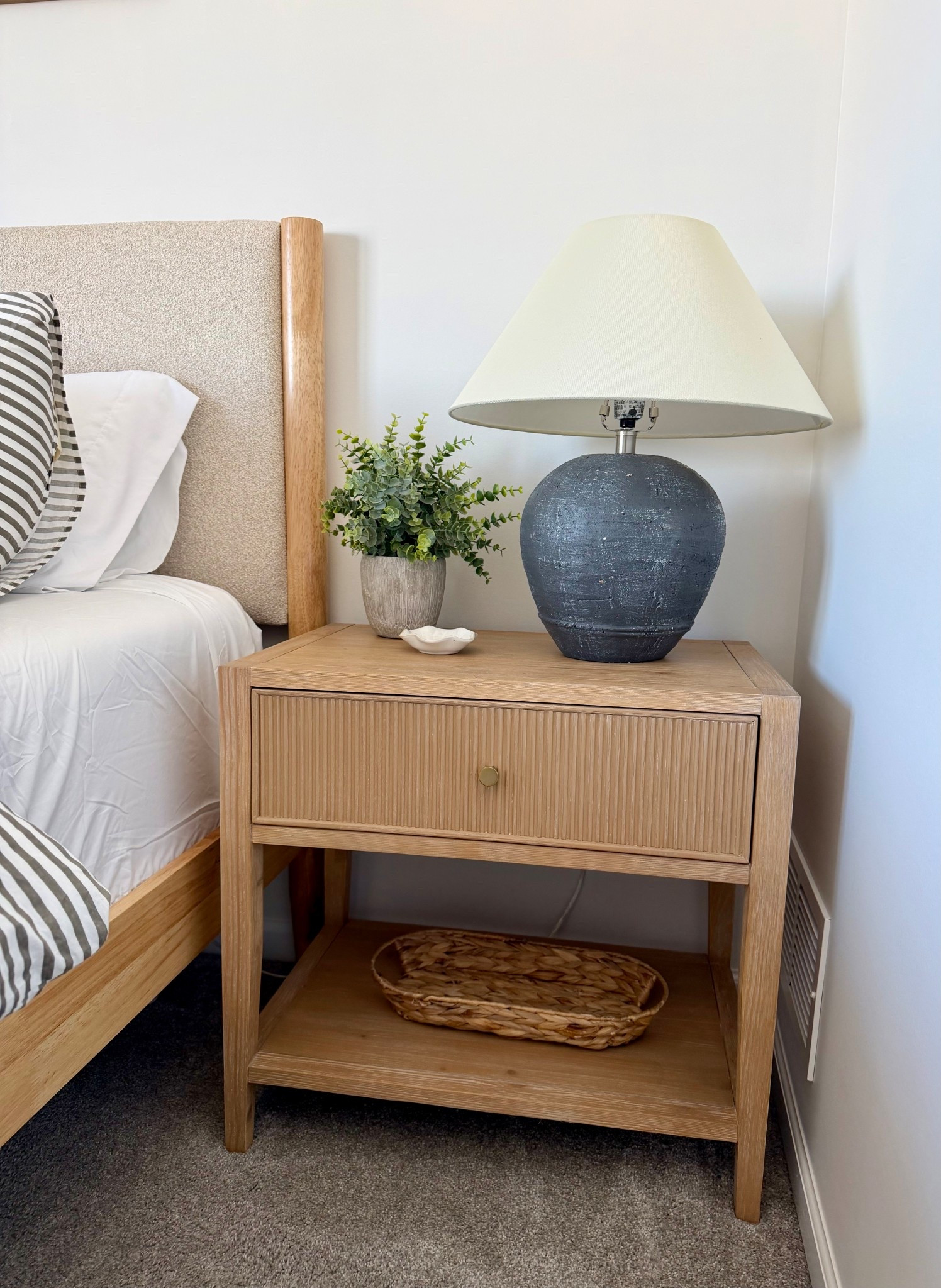 Bedroom decor! Love this nightstand and lamp combo 


#LTKHome