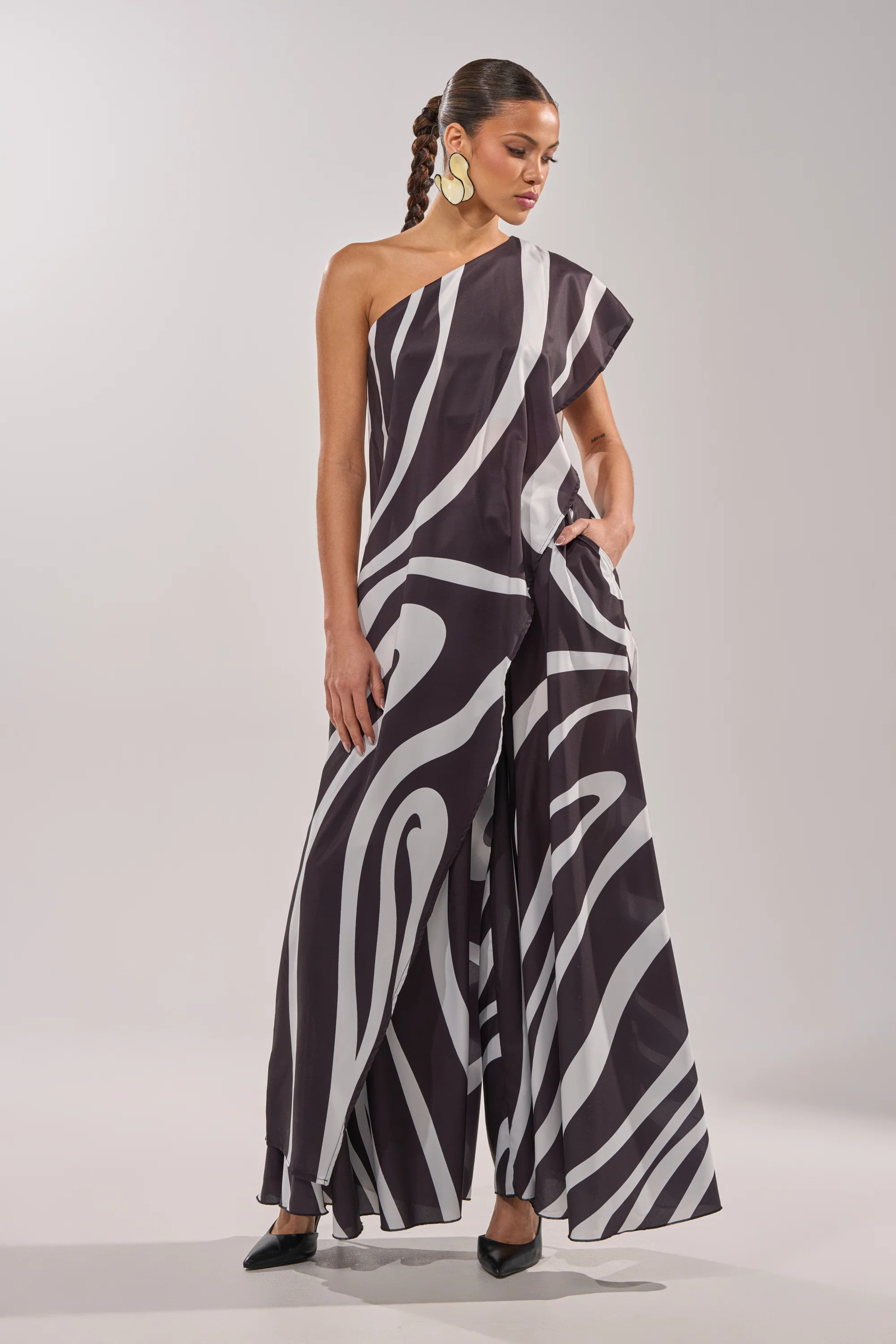 TRINA ELONGATED SINGLE SHOULDER TOP | AKIRA