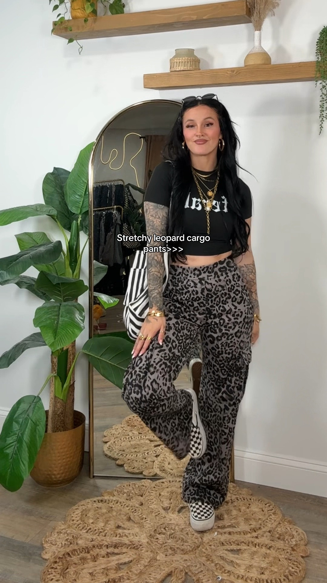 These pants run big so size down! I’m 5’3 & 133 in a small🖤