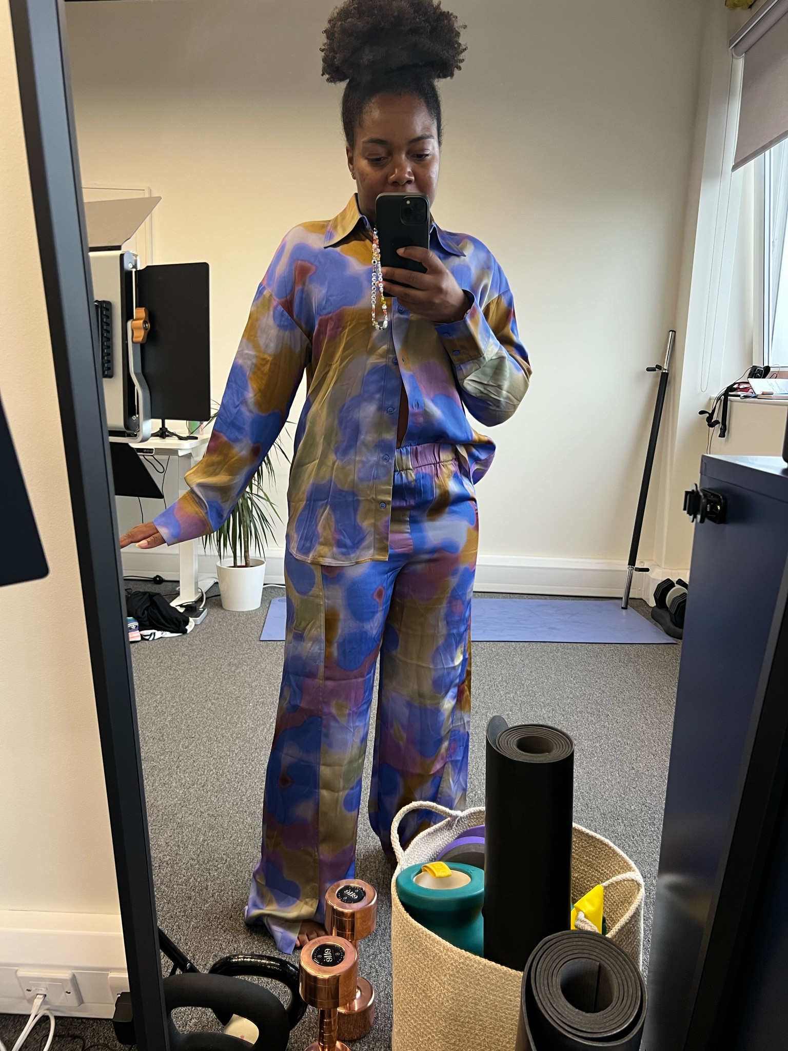 🚨 Sale alert! These satin trousers and matching satin shirt are on sale. They have the same print in a top and a dress too.

I’m wearing a small in the top and size 40 (UK12?) in the pants to get a little more room in the hips. 

They’re going on my late summer holiday with me shortly! 

#LTKsale #LTKautumn #LTKuk