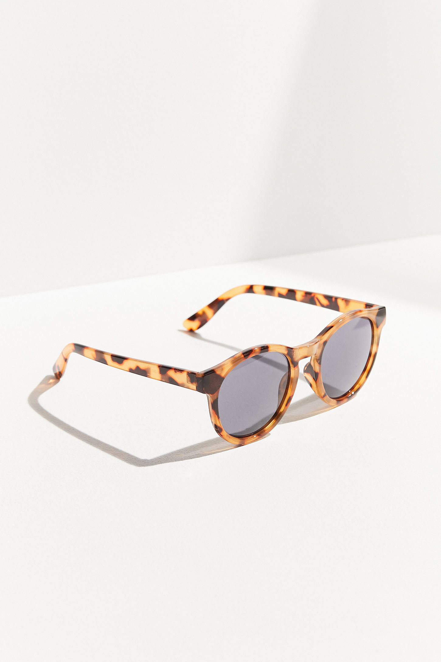 Waverly Round Sunglasses | Urban Outfitters (US and RoW)