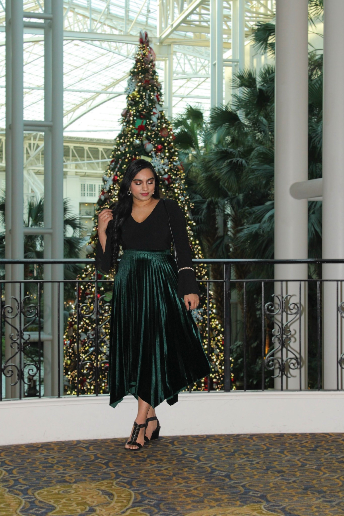 • Season’s {Green}tings 💚 •

The last bits of the Holiday Season ✨ 

girly style, girly fashion, girly outfits, feminine style, feminine fashion, feminine outfits, velvet midi skirt, emerald green velvet skirt, velvet pleated midi skirt, black bell sleeve top, holiday style, holiday fashion, holiday outfits 

#LTKFindsUnder100 #LTKFindsUnder50 #LTKootd