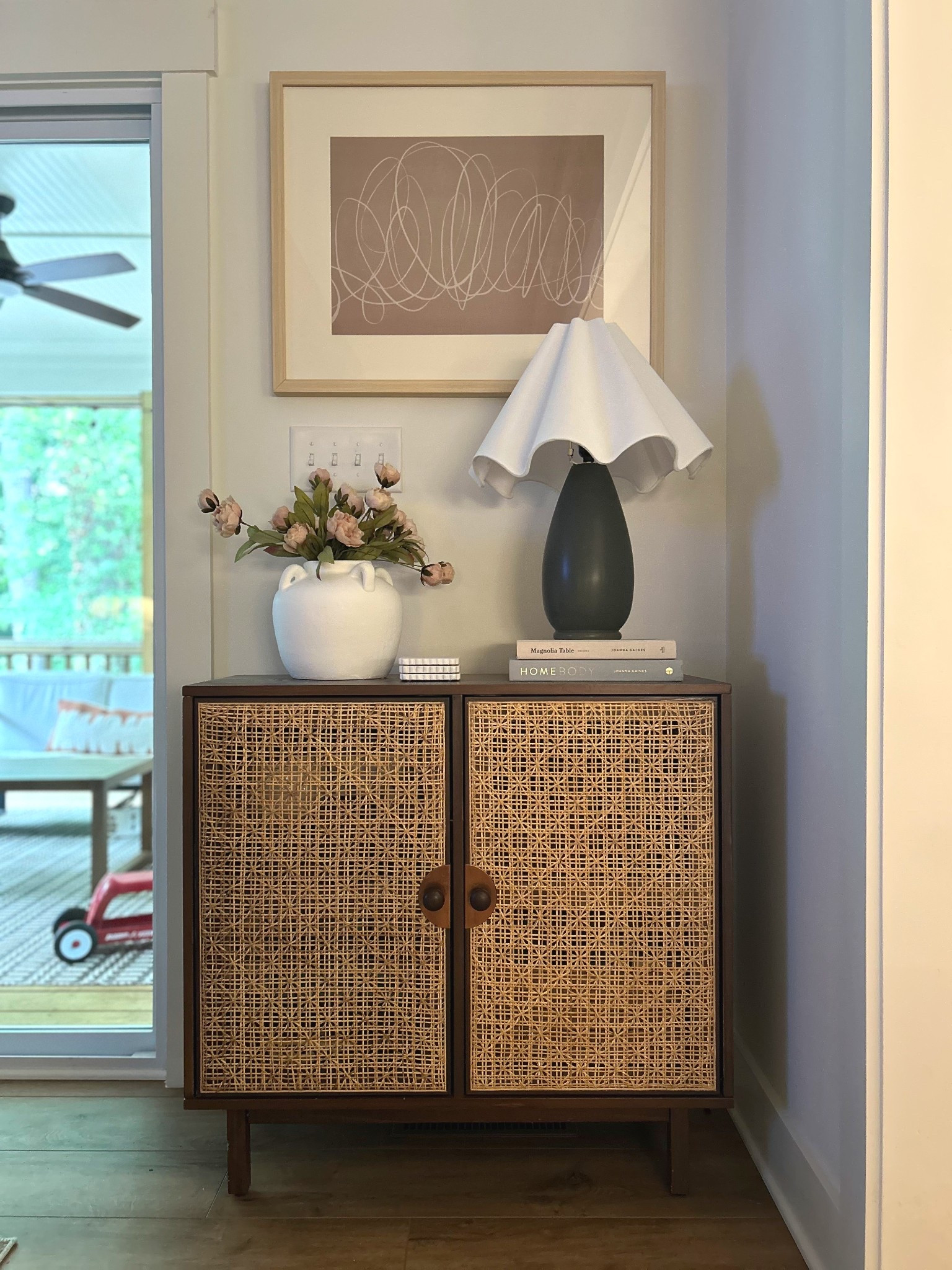 Living room noon cabinet and table lamp 