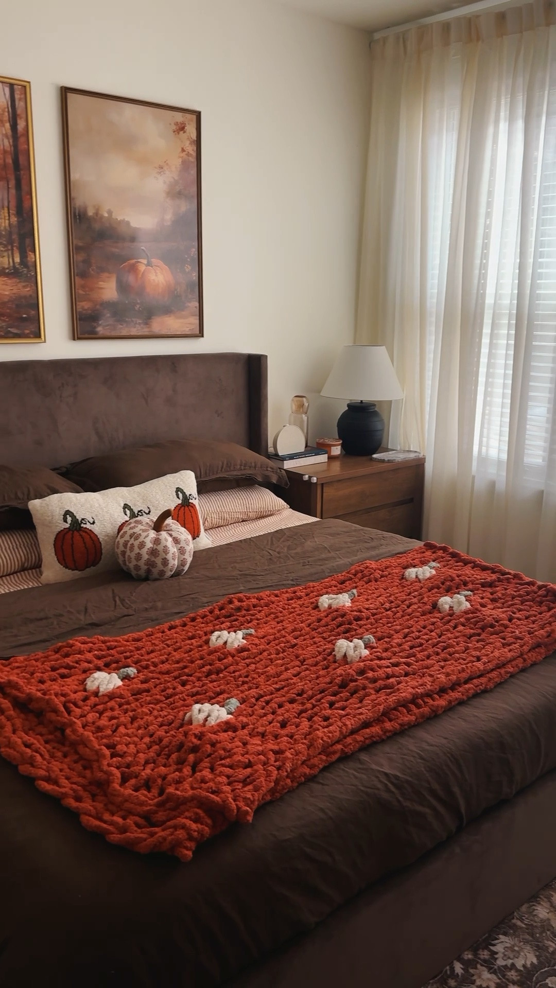 Getting my bed ready for fall🛏️🎃🍁

#LTKSeasonal #LTKHome #LTKmorningroutine