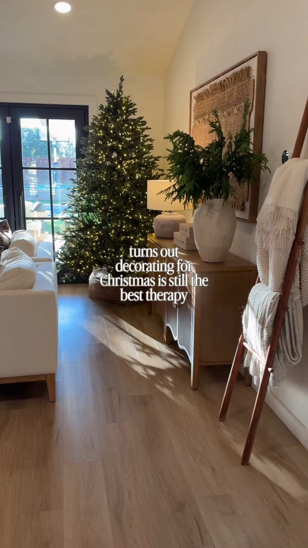 Christmas bedroom details that make everything feel extra cozy!