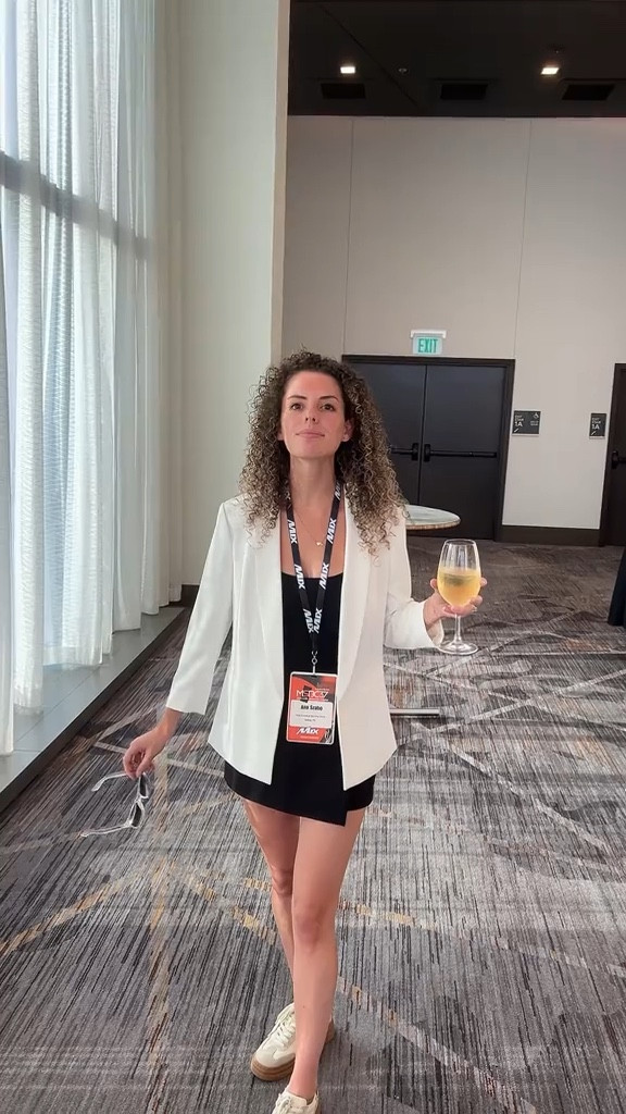 She can also be professional, but cute 

#LTKWorkwear #LTKTravel #LTKStyleTip