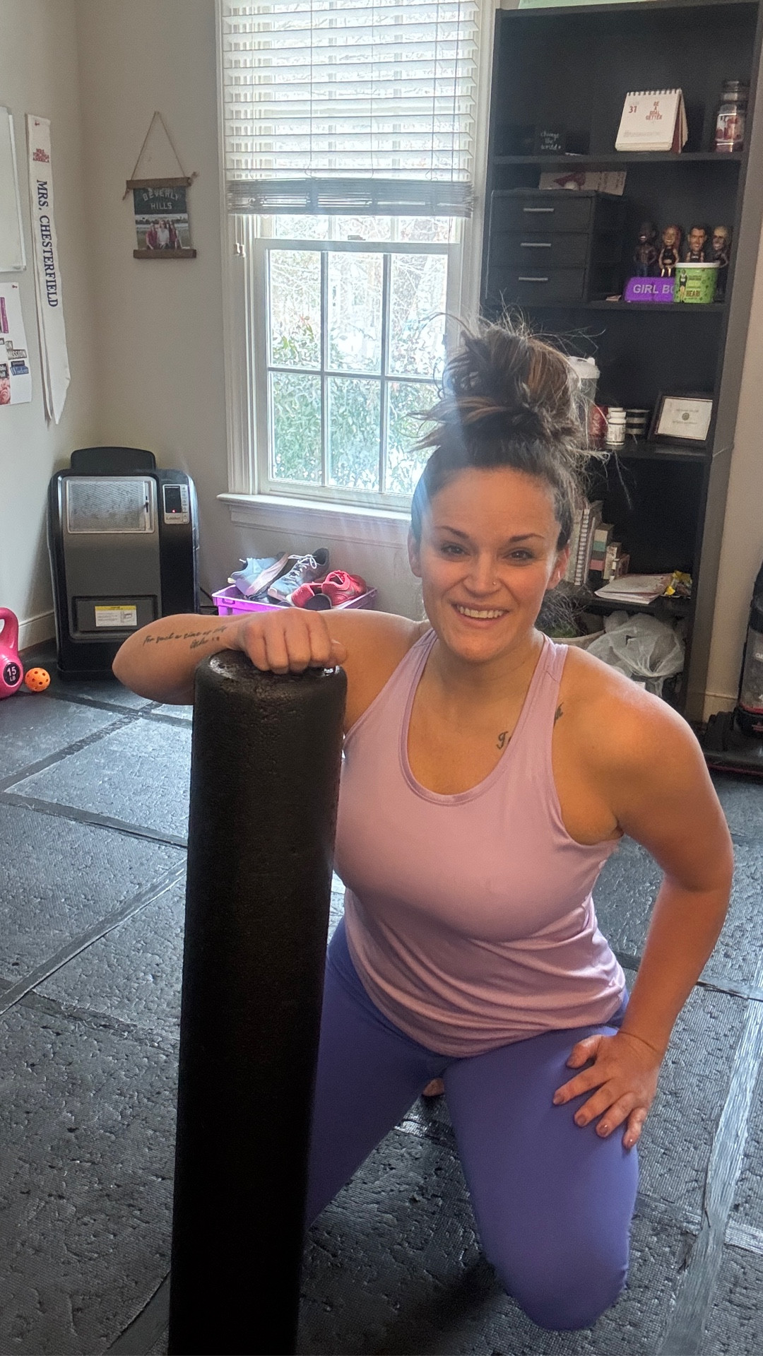 Come foam roll with me! Foam rolling helps and here’s how:

✨ Helps release tight muscles + fascia
✨ Improves blood flow (aka faster recovery)
✨ Reduces soreness so you show up stronger next workout
✨ Improves mobility + flexibility
✨ Tells your nervous system “hey, we’re safe… relax”