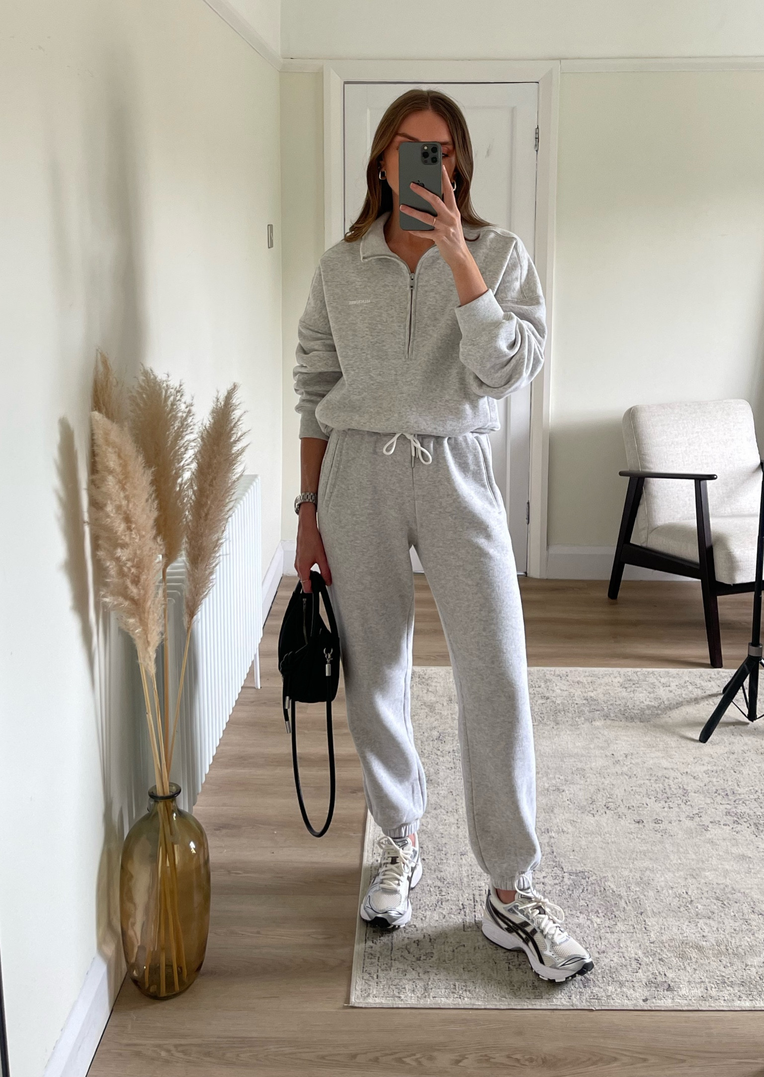 Styling loungewear
Wearing a medium in the Abercrombie grey half zip
And a small in the matching joggers
I’m 5ft 6 
Asiscs gel kayano trainers
Ganni mini knot bag
Silver jewellery to tie the look together 


Loungewear, airport outfit, tracksuit styling, joggers styling


#LTKeurope #AugustBrandSpotlight #LTKuk