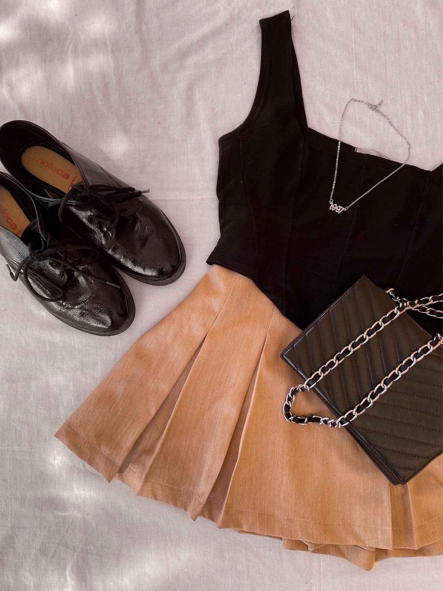 Ig @vllentina | 

Casual look
• Coturno
• Bota
• Boots
• Combat boots
• Platform boots
• Bota plataforma
• Cropped
• Bag
• Fashion
• Look casual
• Casual outfit
• Casual look
• Elegant look
• Moda
• Fashion
• Summer look
• Alternative looks
• Loafer
• Moda
• Estilo elegante
• Estilo alternativo 
• Alternative style
• Rock style
• Cropped
• bolsa
• Bolsa preta
• Black bag
• All black look
• Inspiração de look
• Look do dia
• Ootd
• Outfit inspiration 
• Inspiration 
• Looks com saia
• Looks com cropped
• Roupas elegantes
• Roupas modernas
• Roupas 
• Look com bota
• Saia plissada
• Camiseta de banda
• Ideia de look
• tennis skirt
• Band t shirt 

#LTKbrasil #LTKstyletip #LTKCon