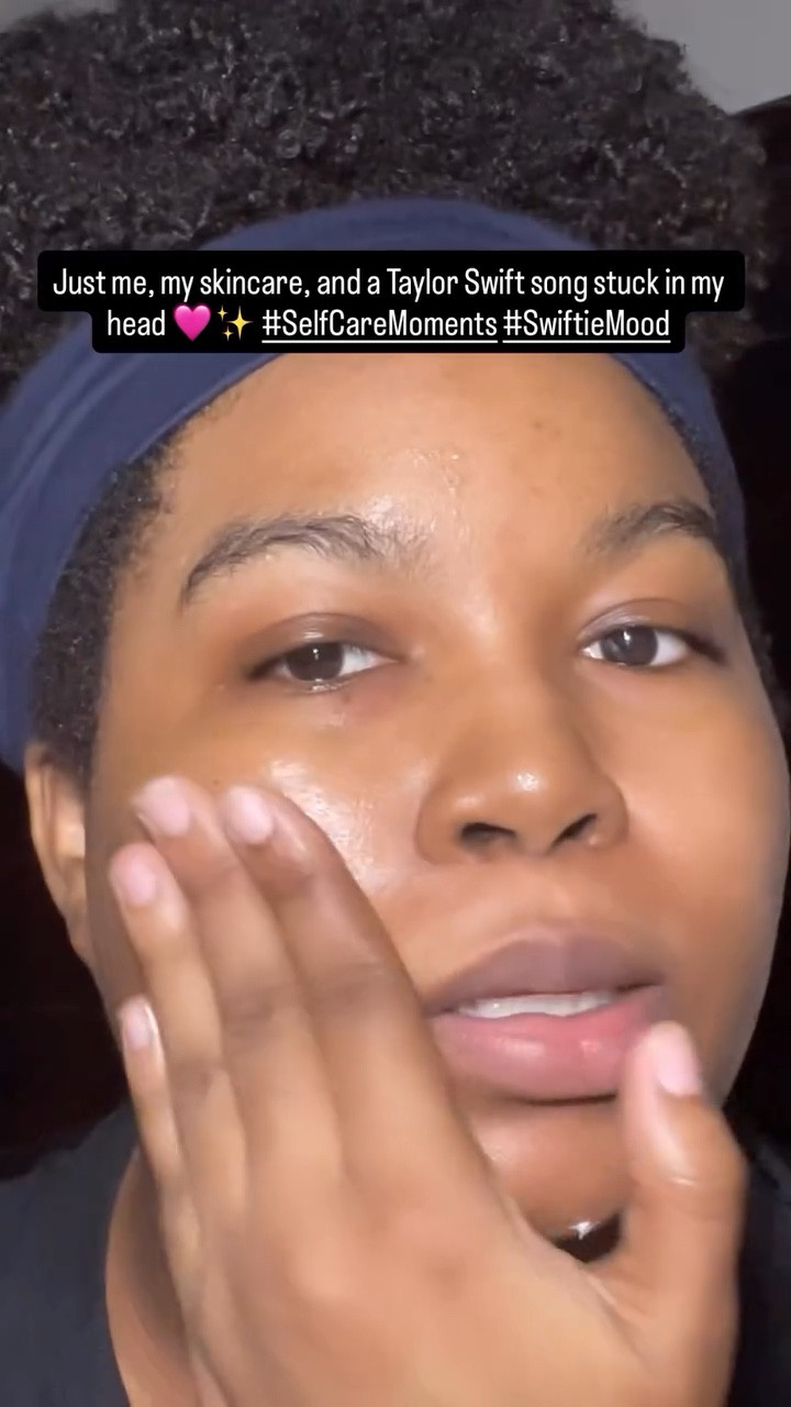 When your skincare routine turns into a mini Taylor Swift concert 😍🎶 #SkincareVibes #Romantic  #SelfCareMoments #SwiftieMood #RomanticVibes #Swiftie #SelfCareRoutine @mixsoon_usa @mixsoon_ambassador @centellian24_global @centellian24_us

#LTKBeauty