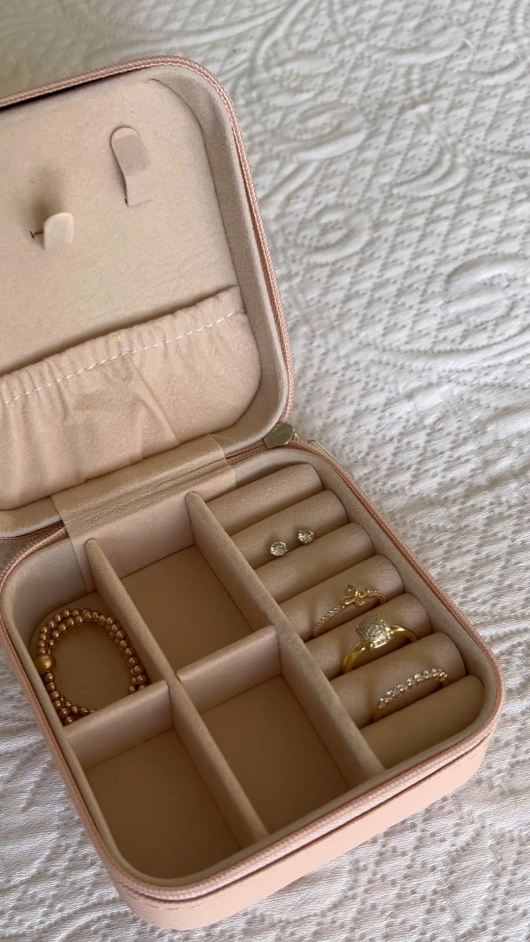Amazon is the spot for jewelry cases that are pretty, practical and perfectly priced 

#LTKHome #LTKBeauty #LTKSaleAlert