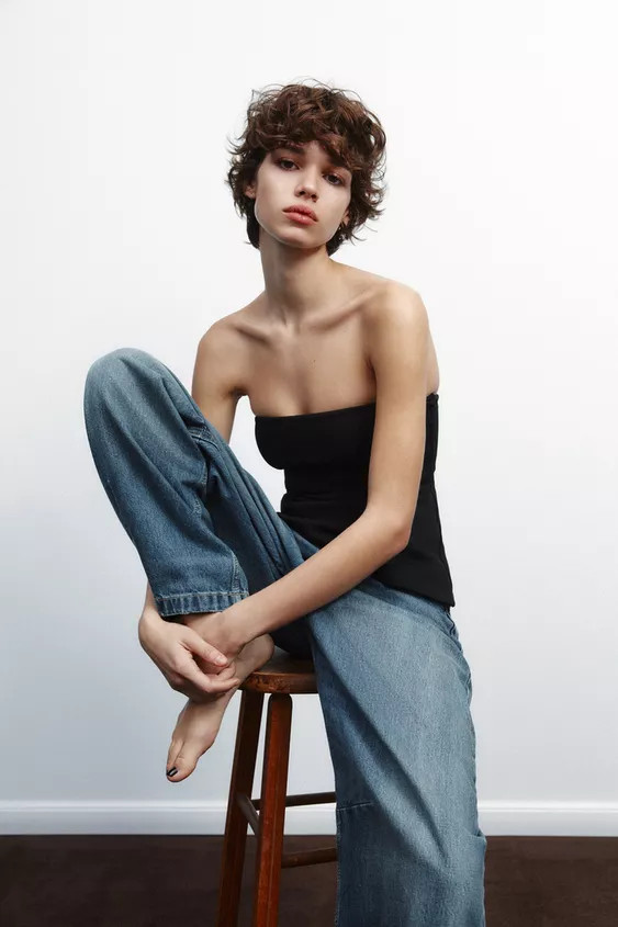 Bandeau top made of soft, opaque, and compact stretch knit fabric. Straight neckline and off-the-... | Zara US