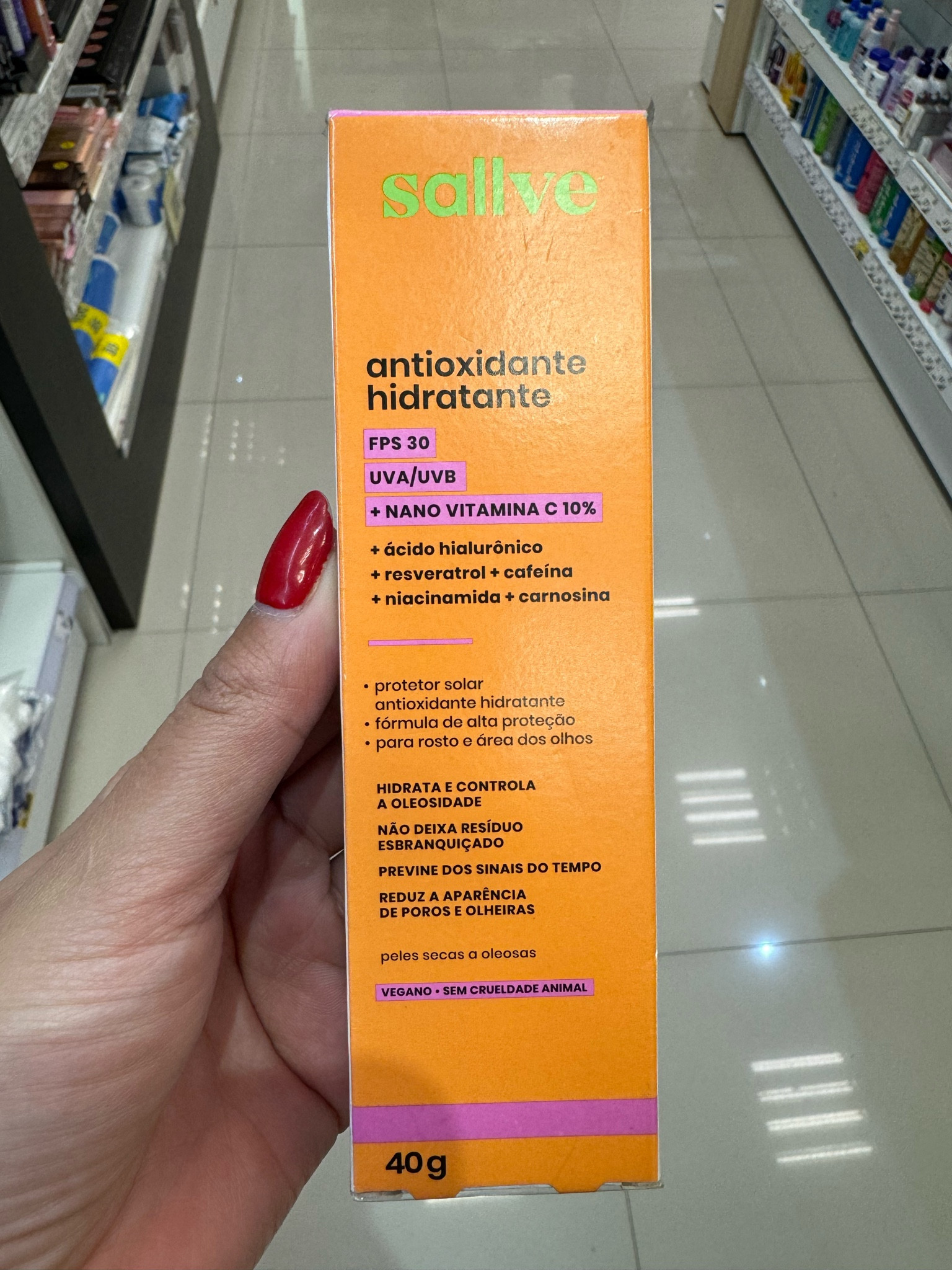 Controle de oleosidade? Temos com SALLVE
. 
Hidratante com protetor solar, anti oxidante, vit C e niamicinamida. Não tem como reclamar que a não tem hidratante diurno para pele oleosa, a SALLVE pensou em tudo e criou o melhor hidratante do mercado. 
O que a marca promete: 
reduz a aparência de linhas finas de expressão
devolve o viço da pele
suaviza manchas no rosto
uniformiza a textura da pele
diminui o inchaço e as olheiras de cansaço
suaviza poros dilatados
reduz cravos
O que eu digo:
Usei e aprovei. Vale muito a pena. 

#LTKbeauty #LTKbrasil