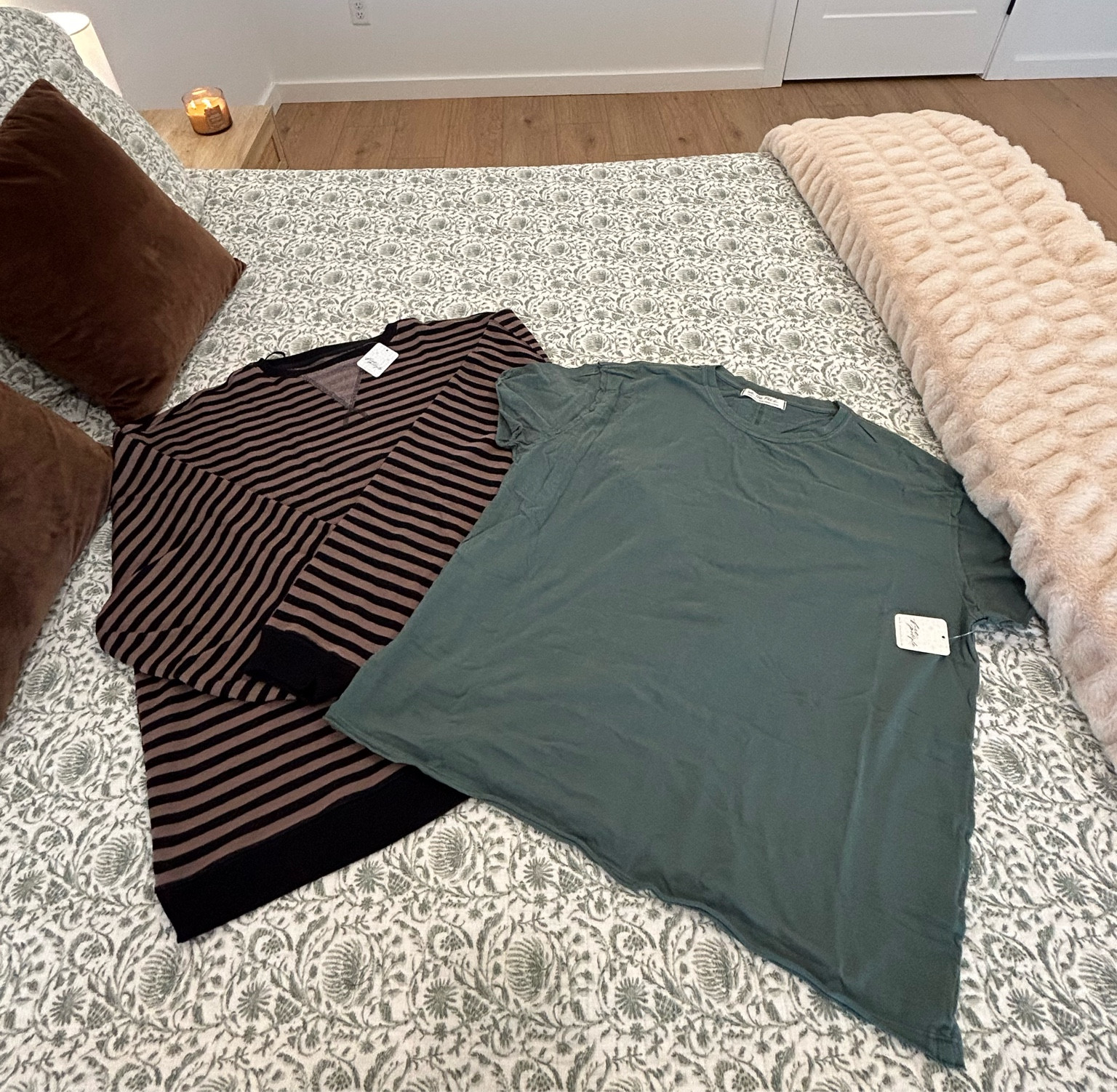 Free People Sweatshirt and T-shirt🤎🖤
Size down in the sweatshirt- I recommend a small if you are a size 8🫶🏼

#LTKStyleTip #LTKFindsUnder100 #LTKSeasonal