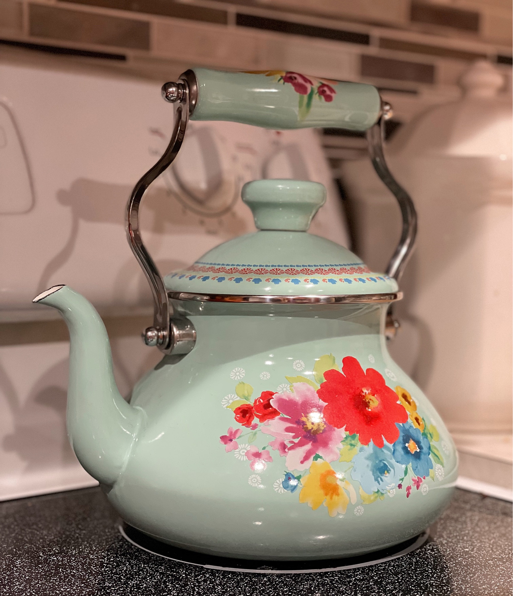 If you are looking for a cute teapot to not only serve you hot tea but to look amazing on your stovetop this teapot is for you! 
#PaigeRoseVasquez