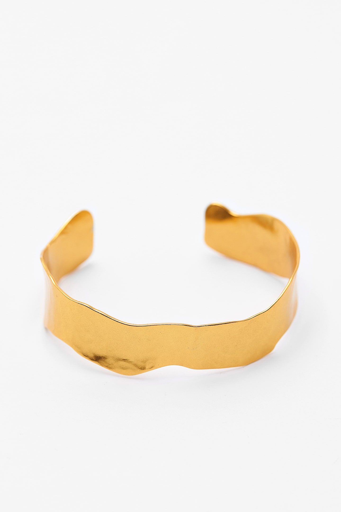 Gold-finish textured cuff bracelet | PULL and BEAR UK