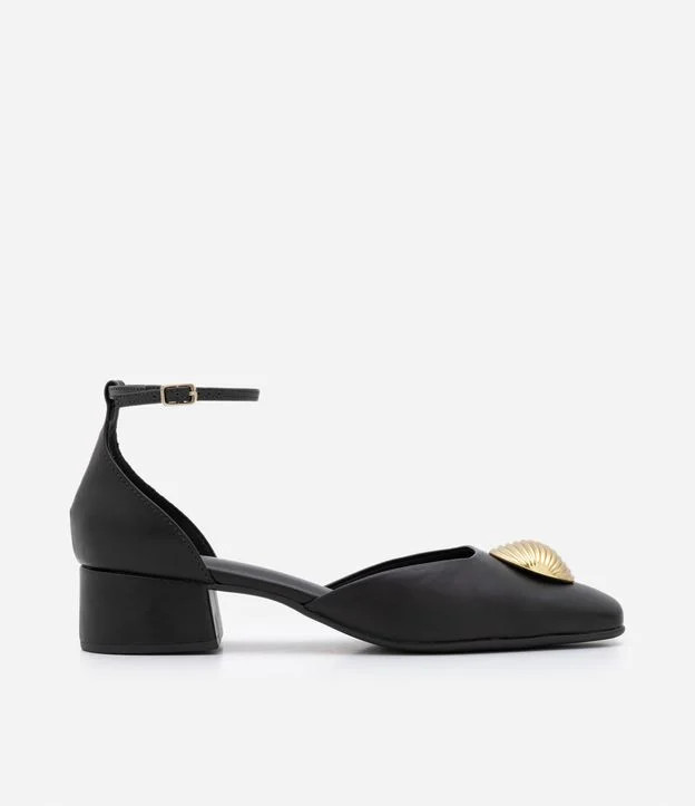 Sapato com Bico Quadrado e Detalhe Metálico no Cabedal Preto | Renner (BR)