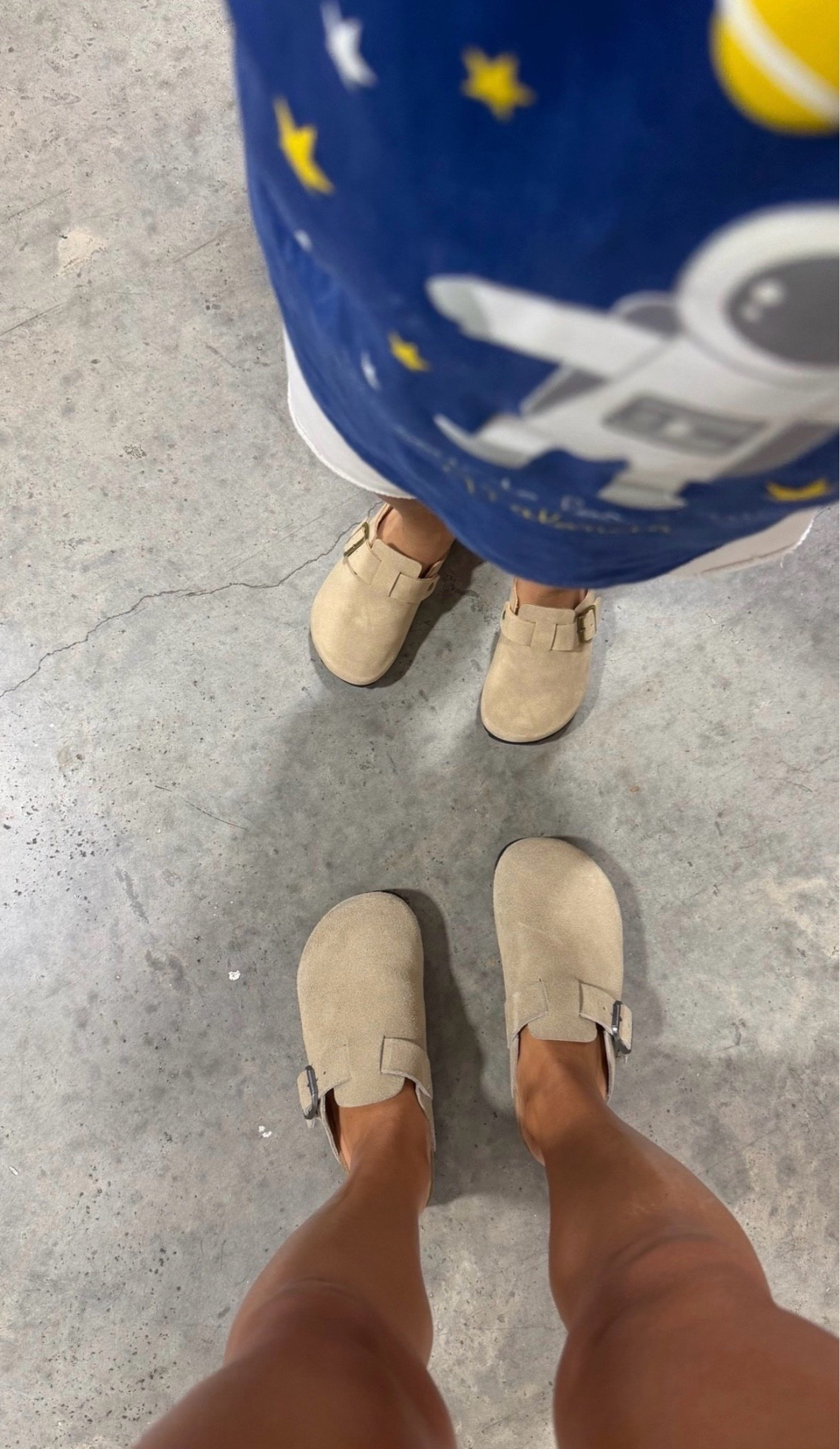 These are the clogs I keep reaching for lately 🤎 They’re incredibly comfortable, easy to style, and the perfect everyday shoe for running errands, grabbing coffee, or casual weekends.

#EverydayStyle #CasualOutfit #NeutralStyle #Clogs #FallStyle #ComfortableShoes #MinimalStyle #WeekendWear #EffortlessStyle #WardrobeStaples

#LTKdayinmylife #LTKmomlife #LTKSeasonal