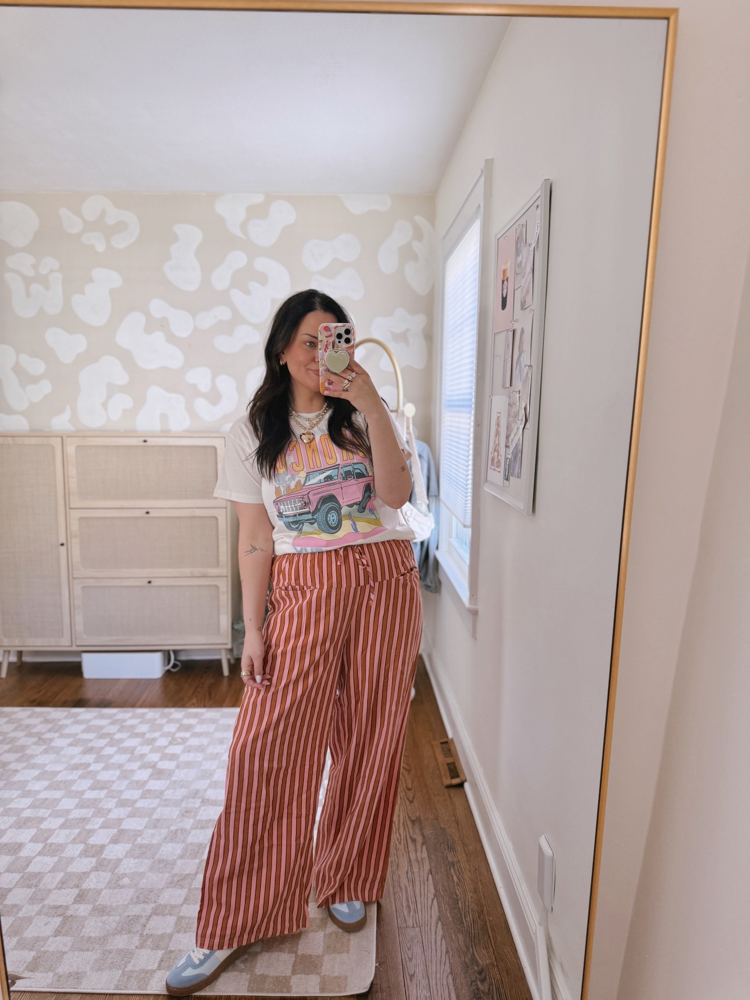 Casual OOTD.. love the colors mixed here, this graphic tee is under $10 right now! 

#LTKMidsize #LTKStyleTip #LTKFindsUnder50