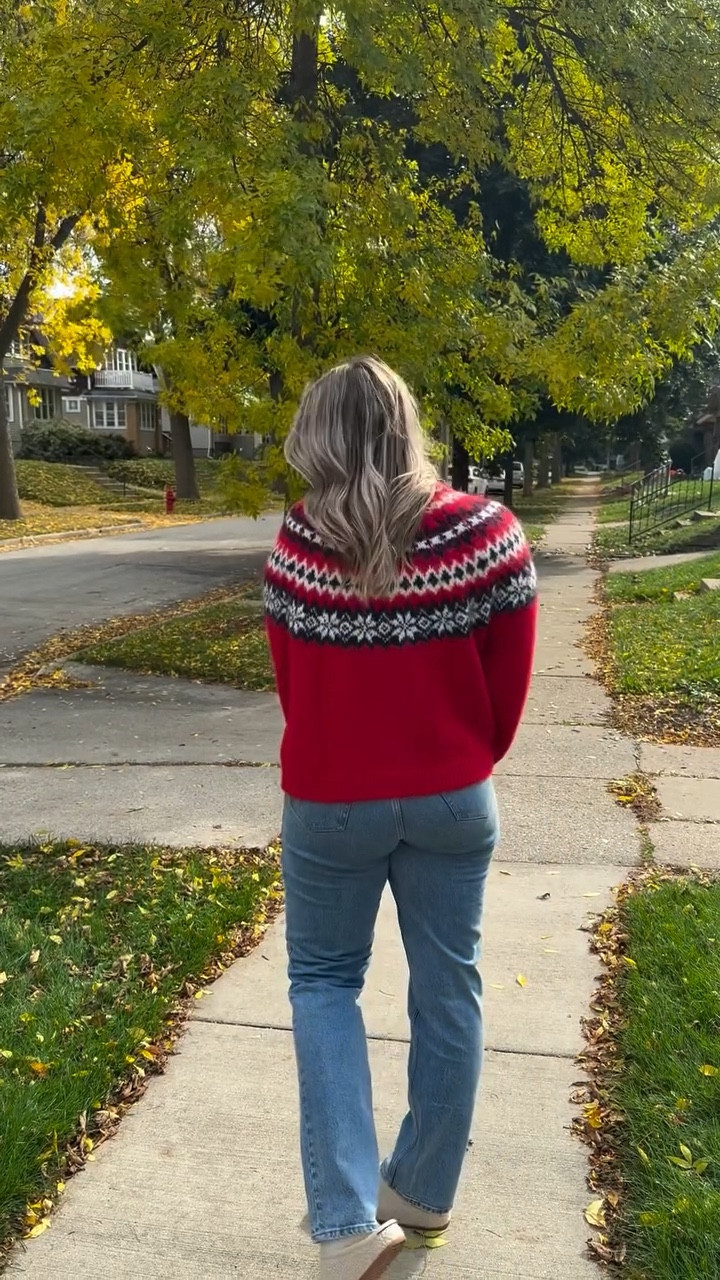 Is it technically too soon for holiday colors? Sure.
But when you’re tall enough to be mistaken for the tree, you dress the part.🎄#TallStyle #EarlyElfEnergy