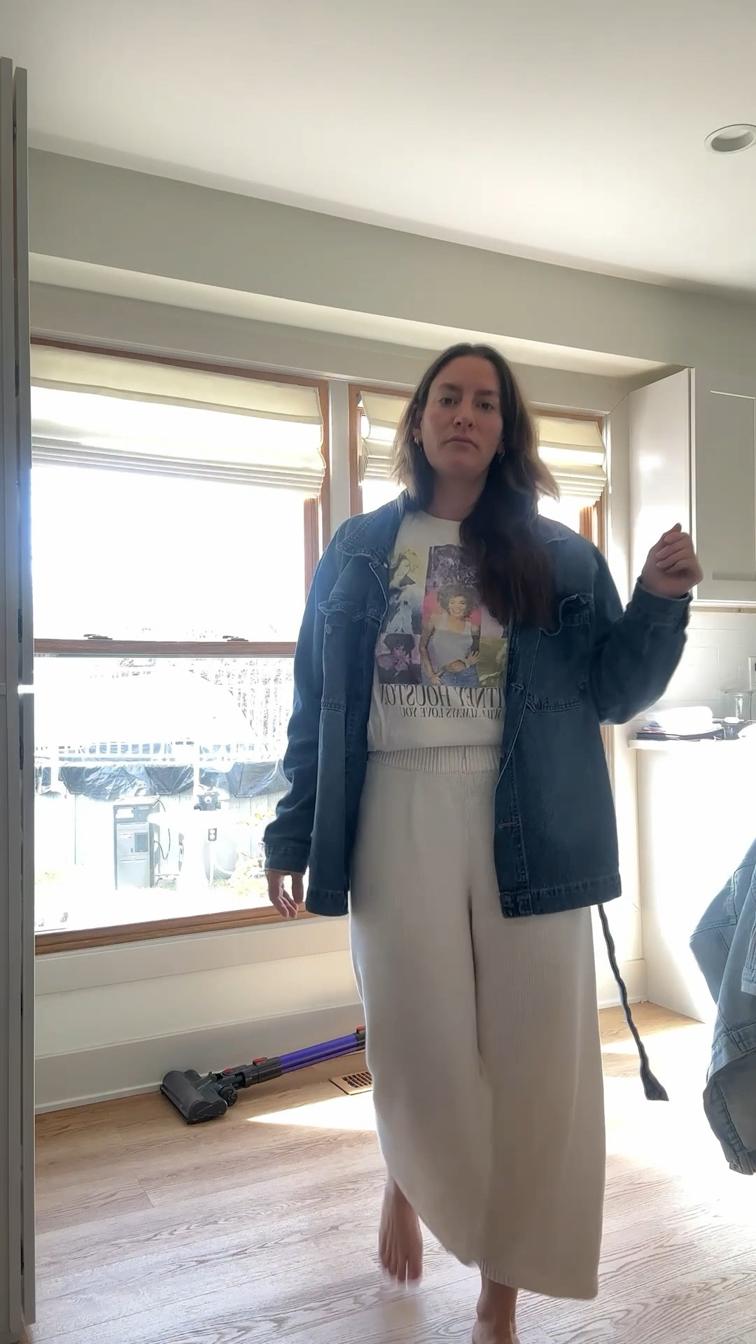 Afternoon Pick Ups 🚙💨

After school pick up calls for comfort. I slipped into my cropped knit pants, and paired it with a color, matching ivory graphic tea. A dark denim shack brought a bit of sophistication to a laid-back outfit.

I slipped into sneakers on my way out the door! ￼