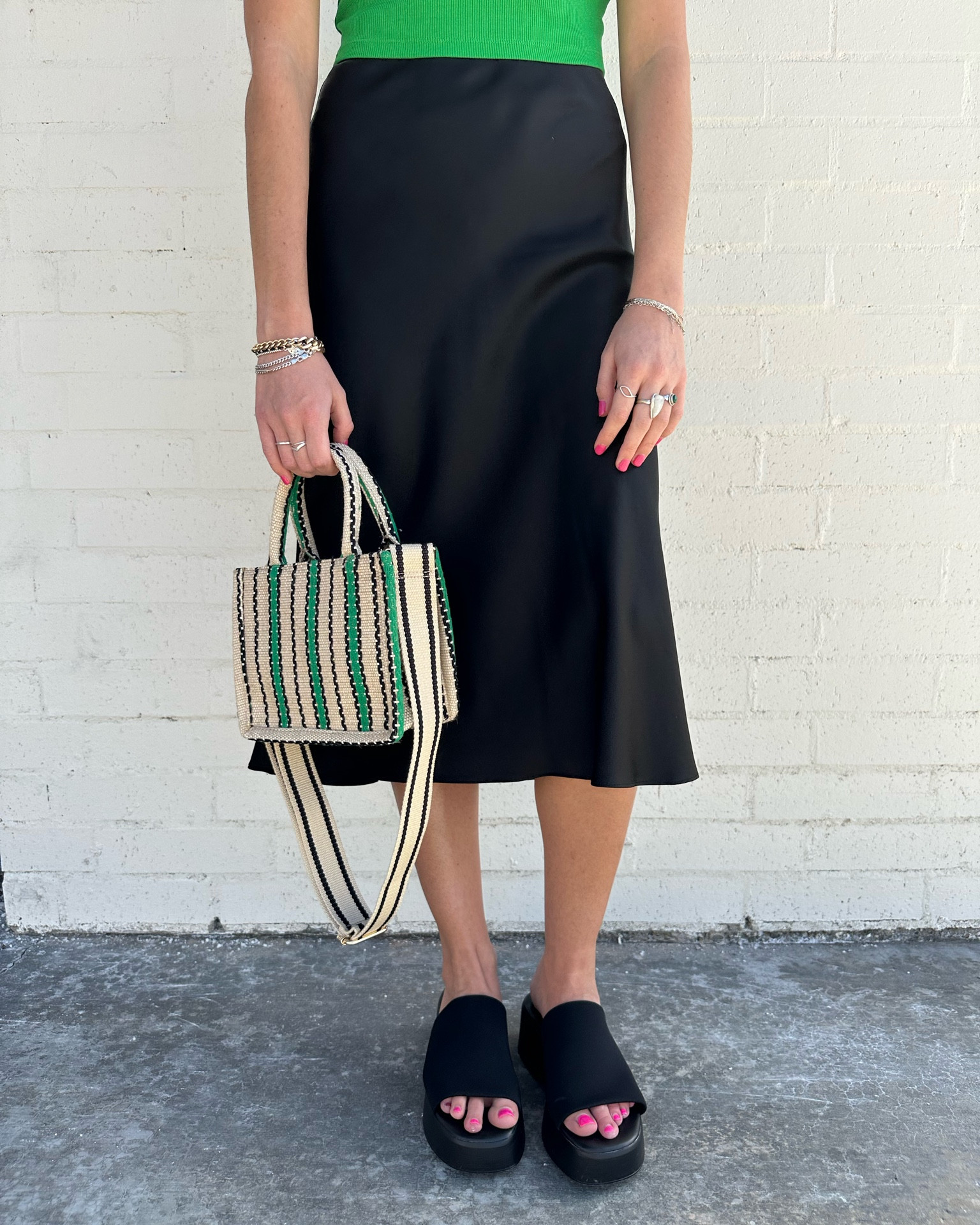 Wearing size XS in silk midi skirt from Quince 🖤💚 Platform
sandals are from Target and TTS!

#springfashion #springoutfit #kellygreen #midiskirt #blackandgreen #silkskirt #onequince #springcolors #y2k #y2kfashion #y2kinspired #streetfashion #minimalistlook #details #platformsandals