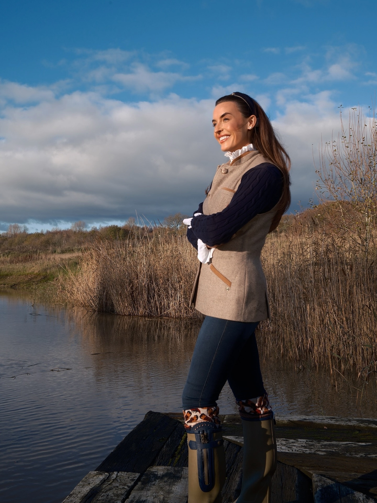 November at home 🫶🏻🌿

Boots & gilet: @fairfaxandfavor 
Jeans & shirt: @hollandcooperclothing 
Jumper: @ralphlauren 
Headband & socks: @waringbrooke