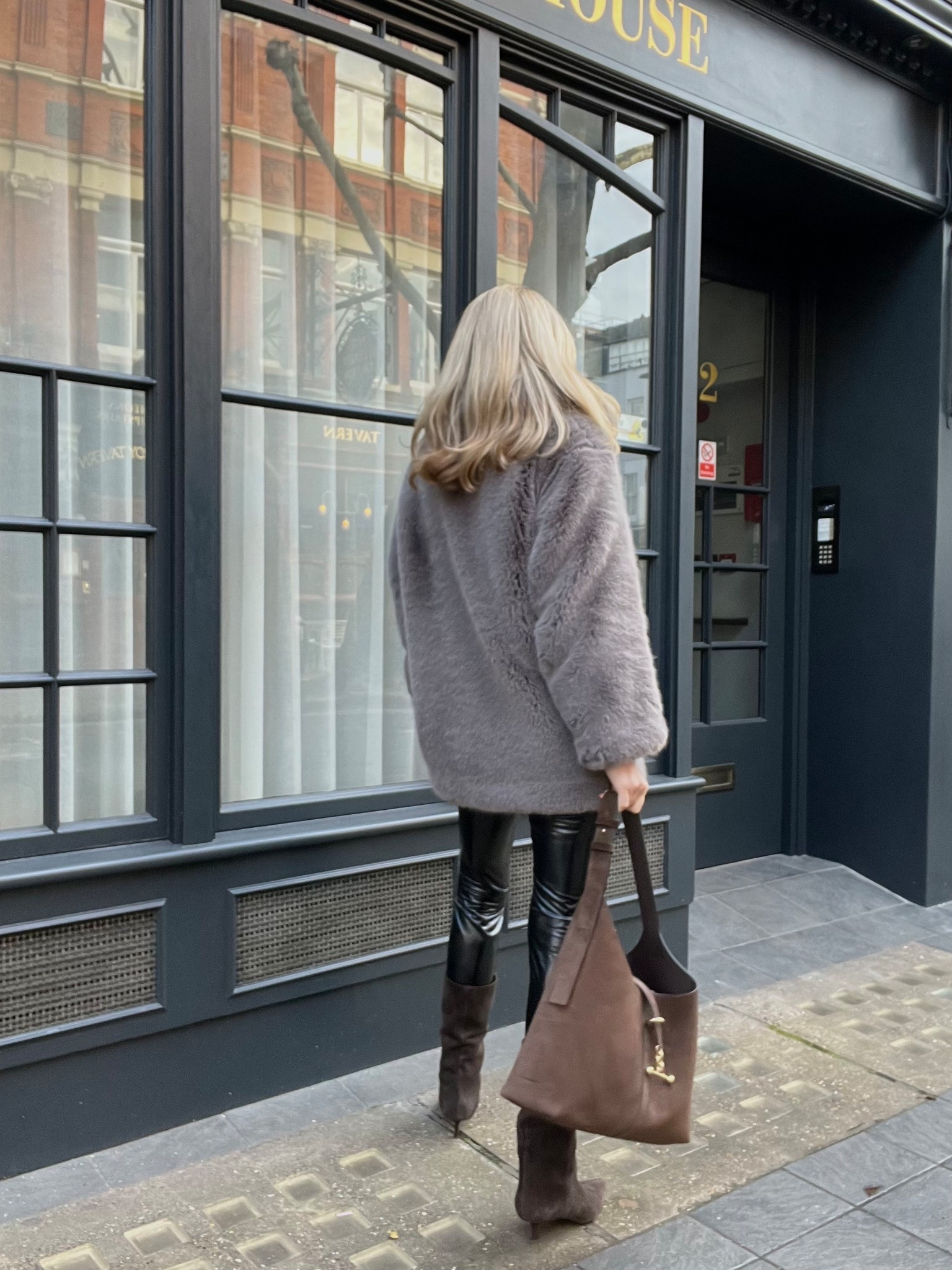 Winter outfit, suede bag, strathberry bag, large bag, shiny leggings, suede boots 

#LTKeurope #LTKwinter #LTKstyletip
