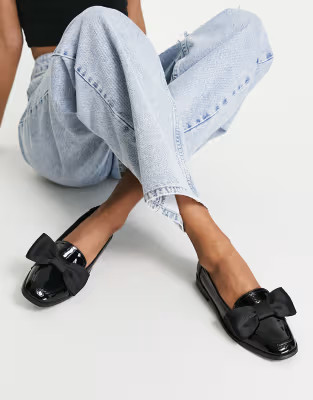 ASOS DESIGN – Mentor – Flache Loafer in Schwarz lackiert mit Schleifenverzierung | ASOS (Global)