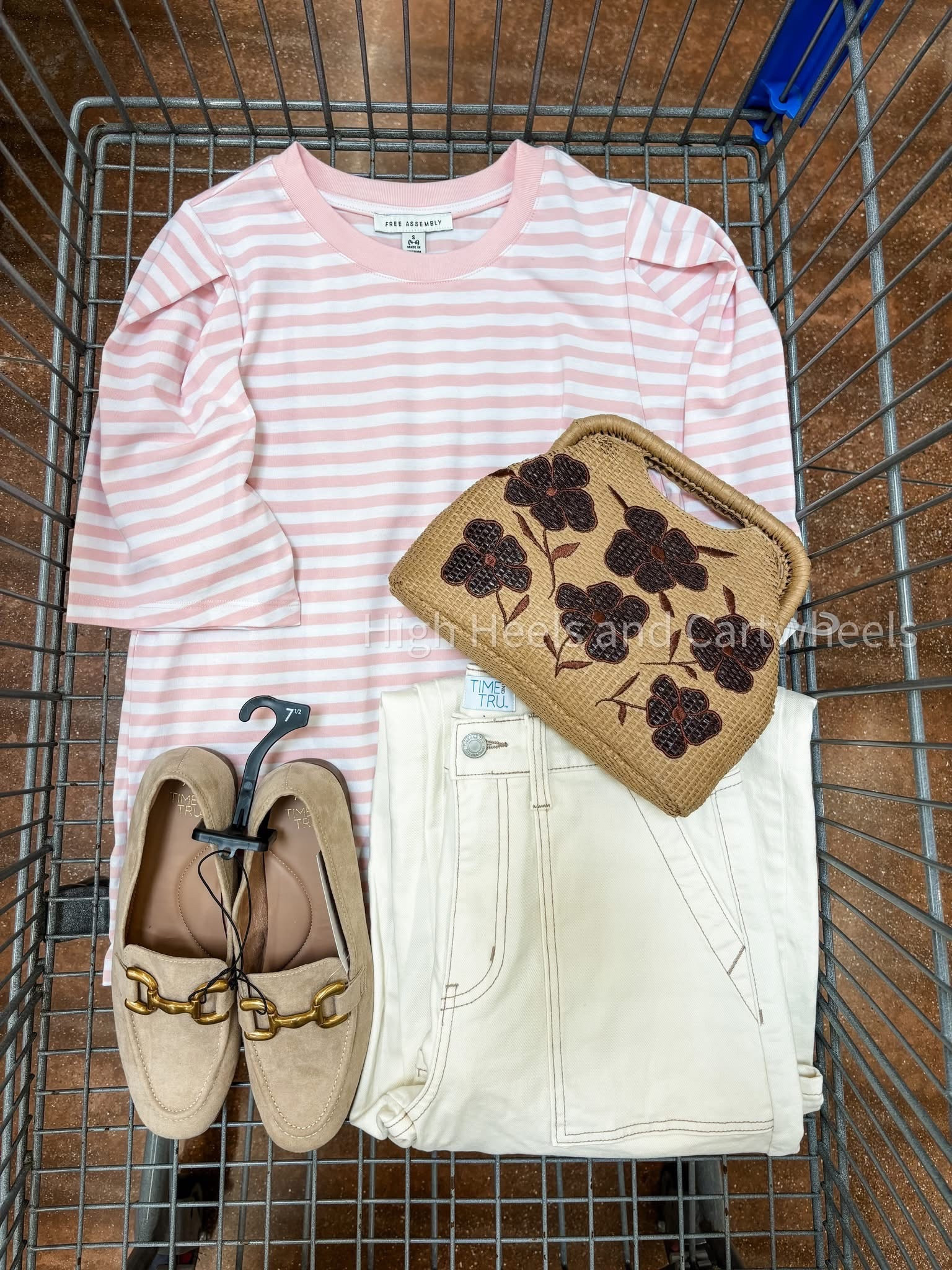 Outfit inspo from Walmart! The puff sleeves on this tee are fun.