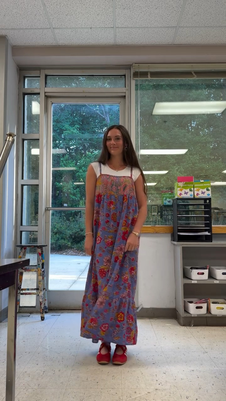 Personally I think the best art teacher outfits make you look like a flowy colorful blob🎨💐 this adorable romper is from @naturallife !!
•
•
•
#artteacher #teacheroutfit #artteacheroutfit #colorfuloutfit #teacherootd