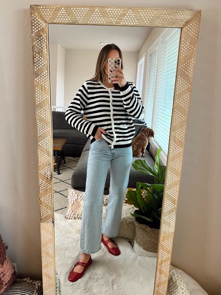 Teacher outfit idea🍎 wearing a size small cardigan and size 25 jeans (they have no stretch - I wished I would have sized up one!)

Teacher style | teacher outfit | classroom style | winter classroom | teacher | red flats


#LTKstyletip
