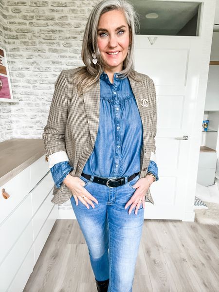 Outfits of the week 

Double denim with a pair of skinny jeans and a ruffled denim shirt paired with my favorite neutral plaid blazer, CC brooch and Isabel Marant like boots (Sacha). 

Earrings are Studio Vaia. 



#LTKstyletip #LTKeurope #LTKcurves