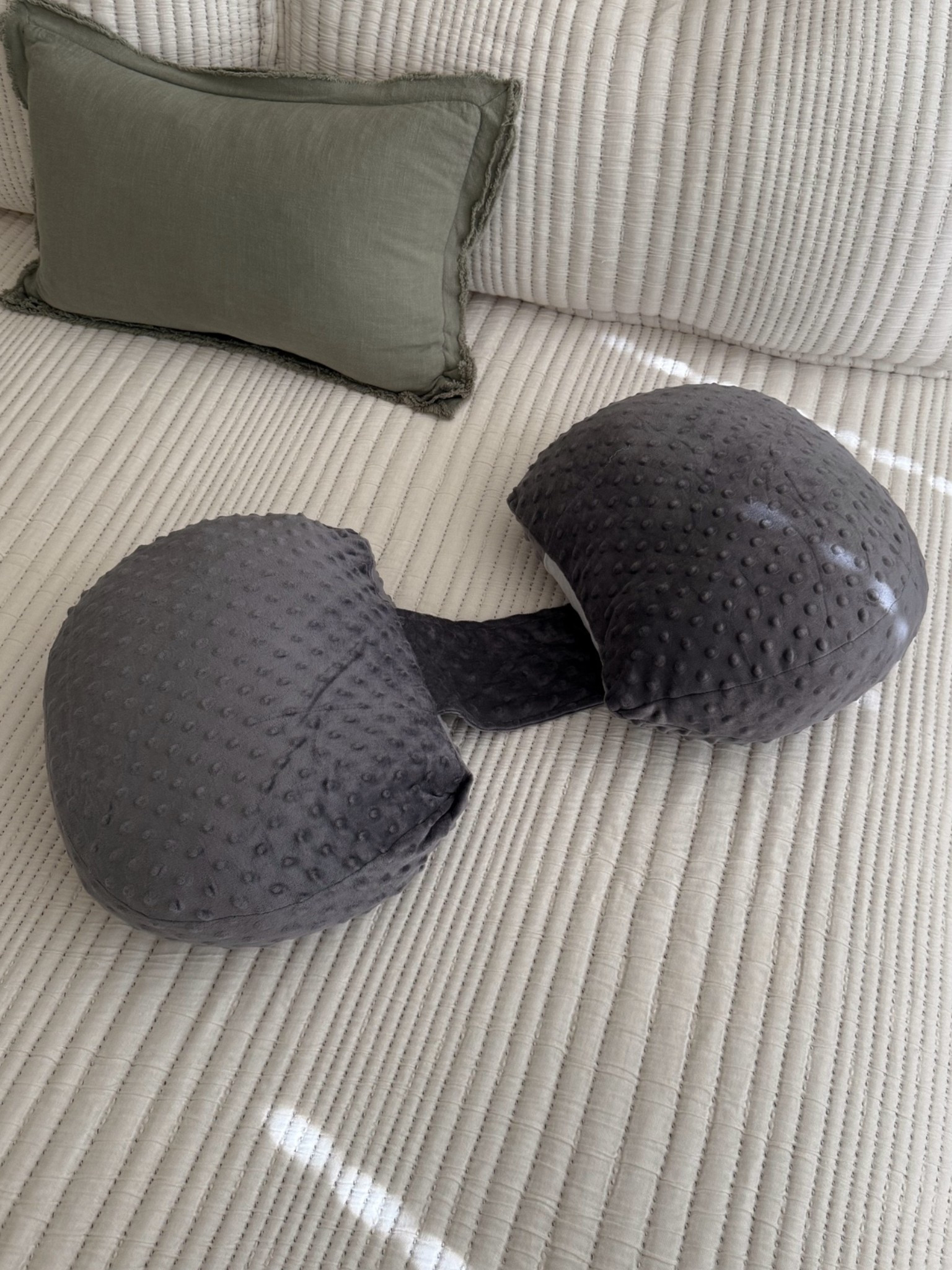 Okay I used this pregnancy wedge for ONE night and already notice a huge difference in my back pain this morning! 🙌