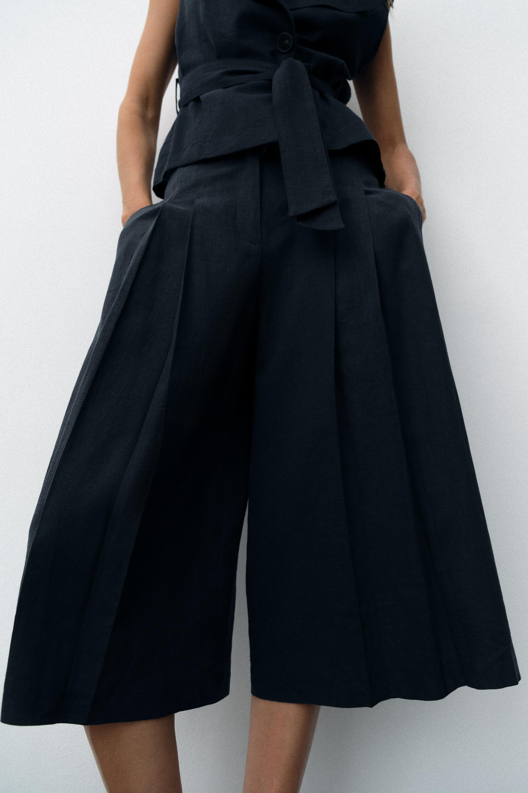 Model height: 180 cmBermuda shorts in a linen blend. High-waist with darts and front pockets. Fea... | Zara UK
