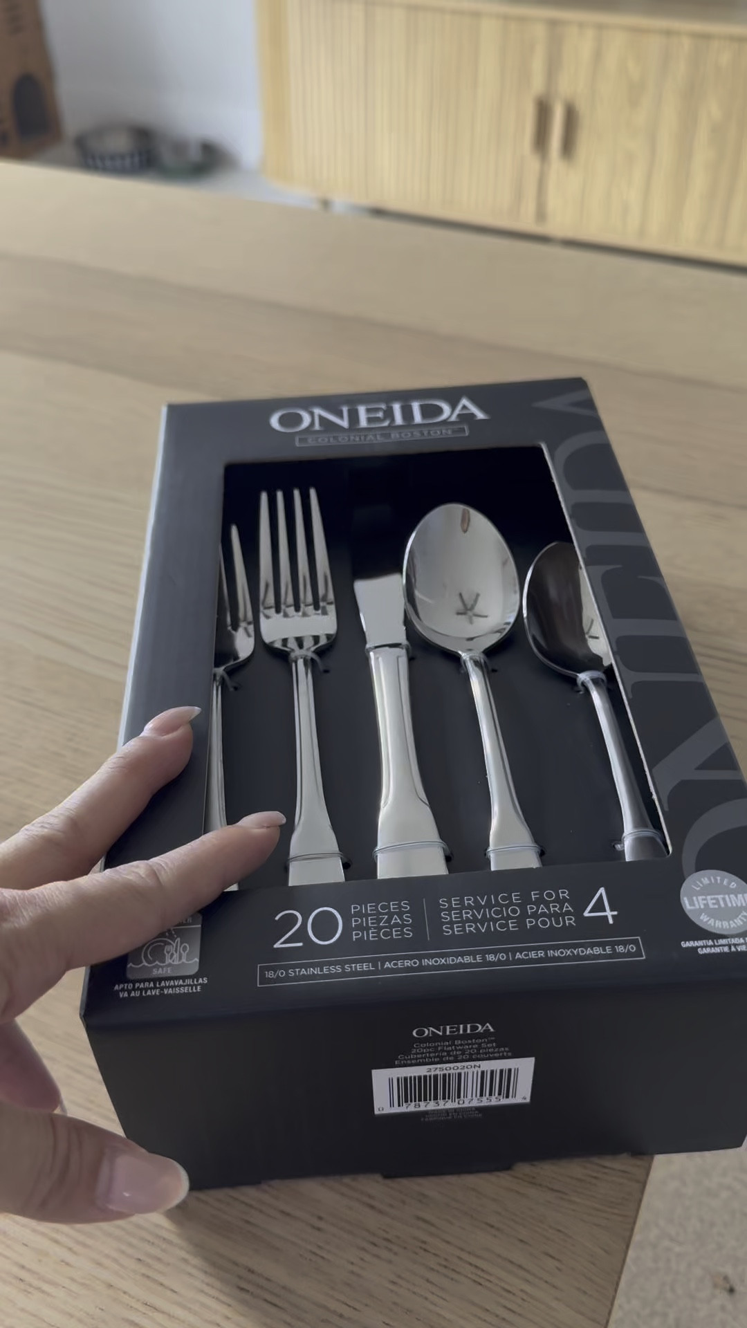 Oneida: Estilo y calidad en cada utensilio.”