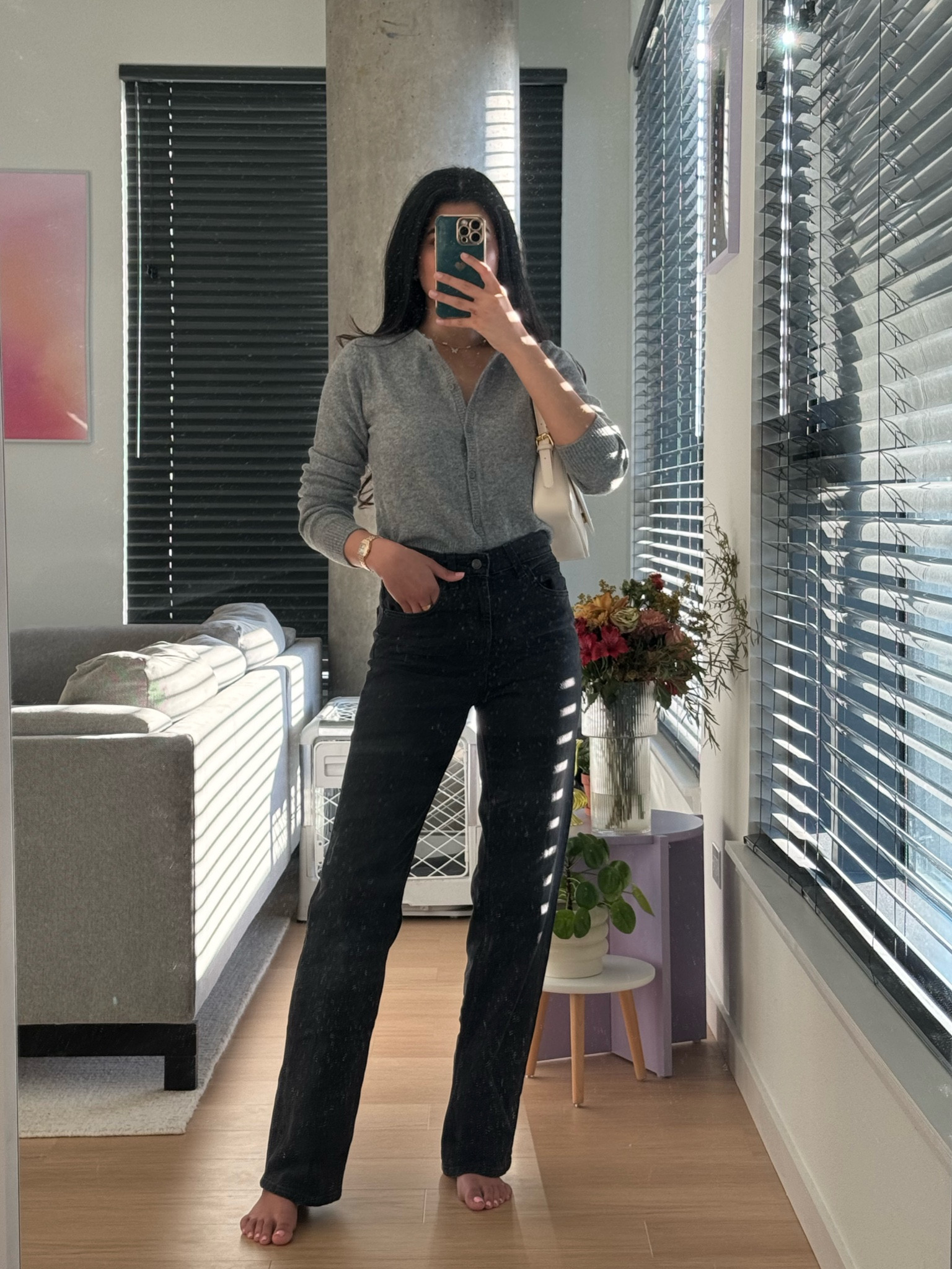 Cardigan: M
Jeans: W25 L34