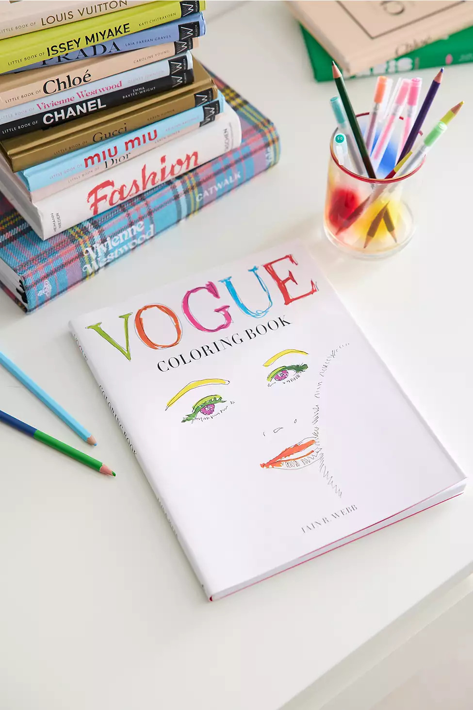 Livre de coloriage Vogue par Iain R. Webb en Assorted taille: TAILLE UNIQUE | Urban Outfitters (EU)