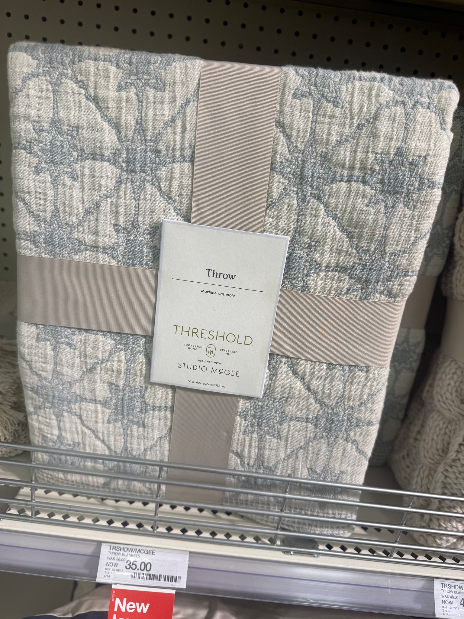 Summer throw blanket from Target! 

Target home, target bedding, throw blanket, summer home decor, summer bedding 

#LTKMothersDay #LTKHome