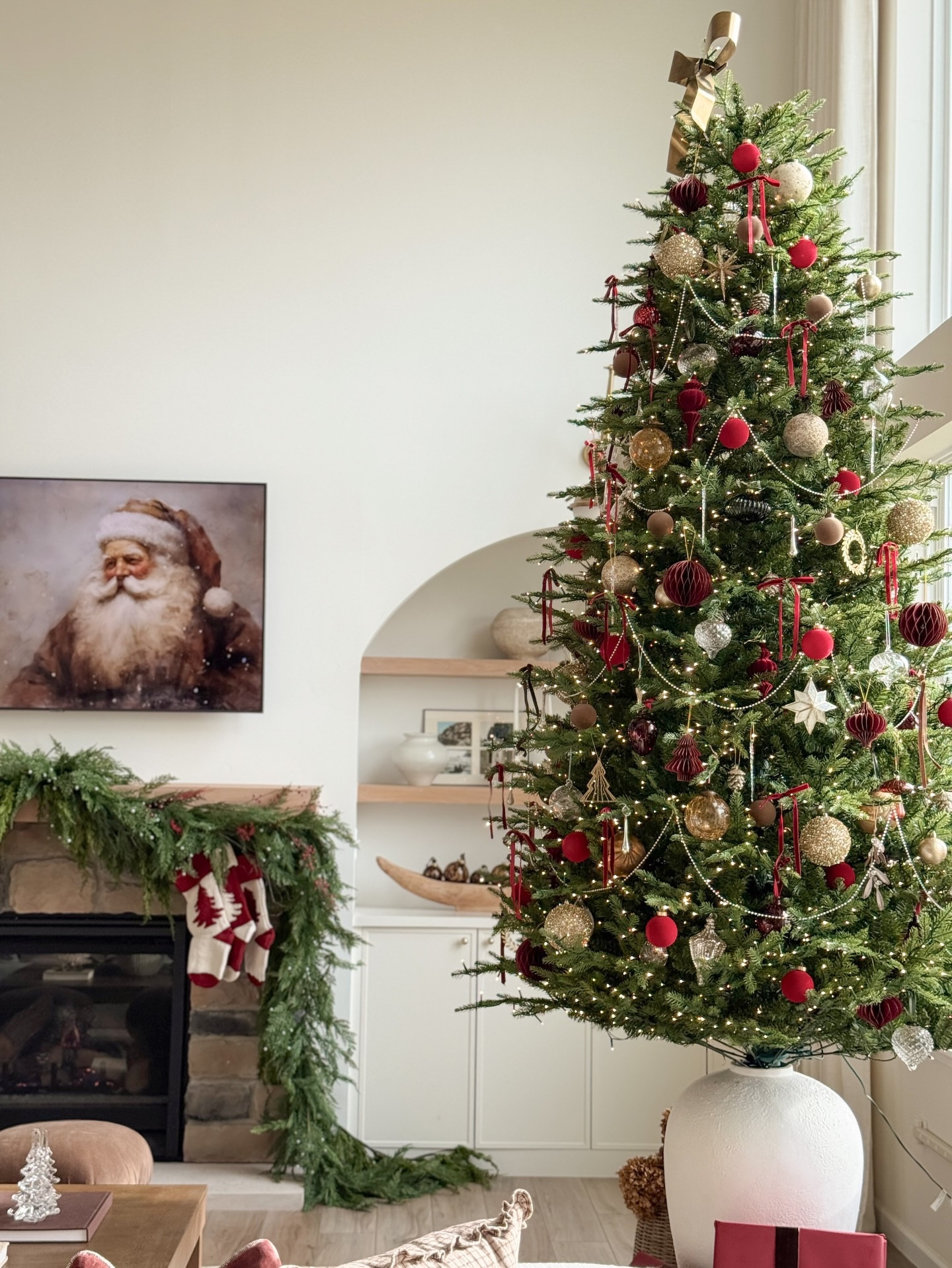 our home’s easing into the coziest holiday moment.. the classic red tree is dressed, the guest room is ready to host, and the little details are finally coming together♥️✨


Christmas styling, holiday styling, Christmas tree, ornaments, holiday pillows, holiday guest room