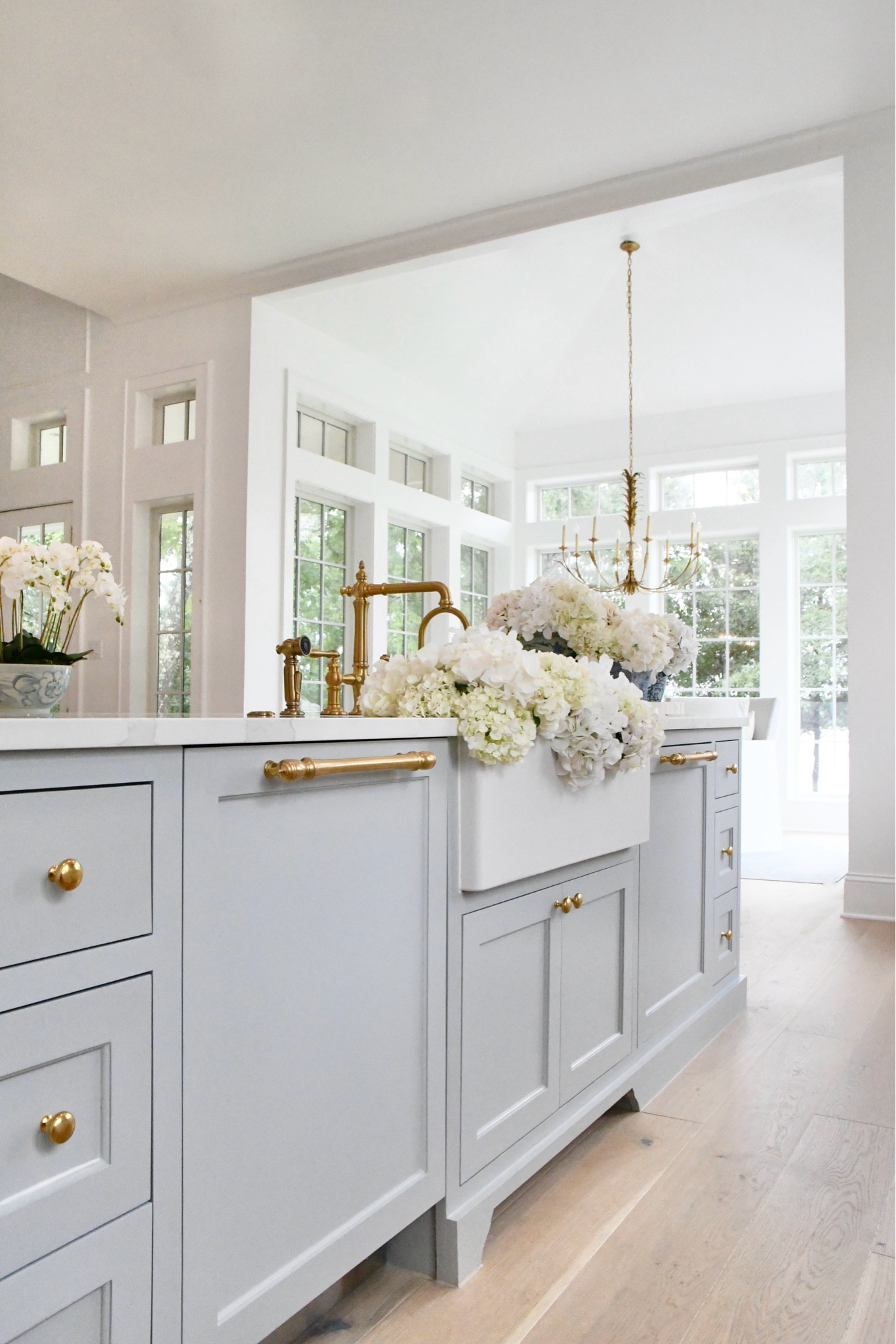Kitchen Reveal! All new kitchen (featured on Decor Gold Designs) with brass cabinet hardware and faucets. Blue home decor and faux flowers complete the look!


#LTKhome