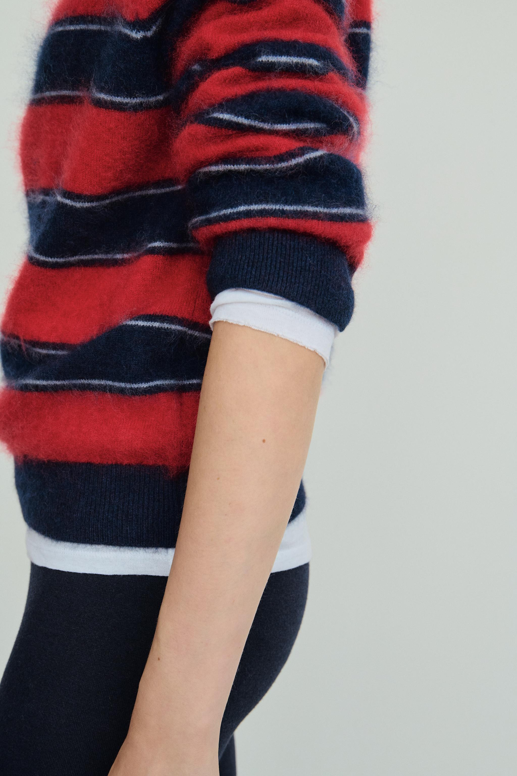Pullover aus Hauptmaterial mit geb\u00fcrstetem Effekt aus 100% Wolle. Polokragen und langen \u00... | Zara DE