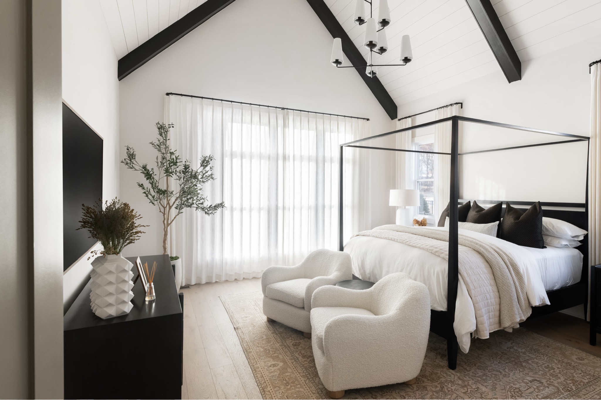 Love how grand this bedroom is! The vaulted ceilings and the canopy bed is so good. 

#LTKHome