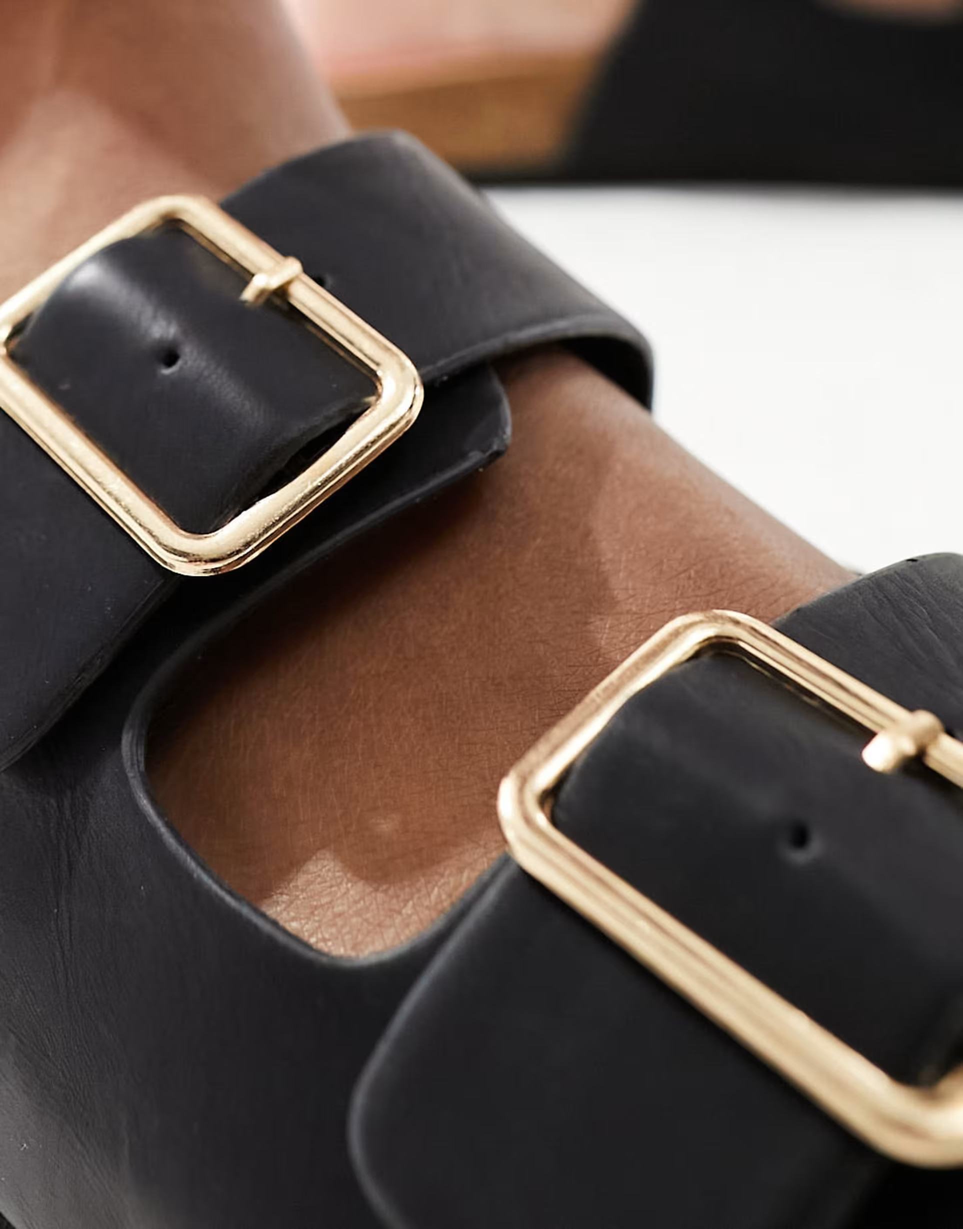 Glamorous Wide Fit – Sandalen in Schwarz mit Fußbett und Doppelriemen, weite Passform | ASOS (Global)